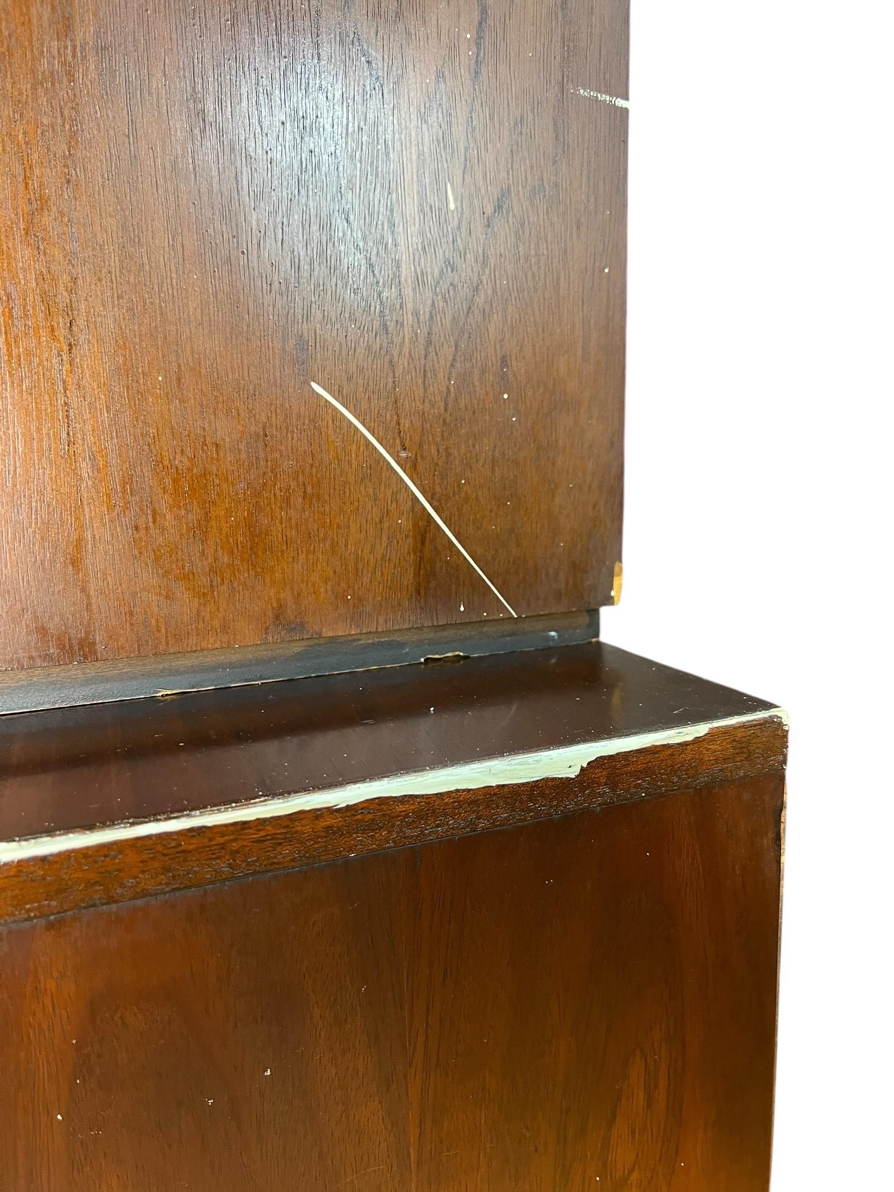 Pulaski Furniture Corporation 'Oceanic' Anrichte aus Nussbaumholz mit Skulpturen (Walnuss) im Angebot