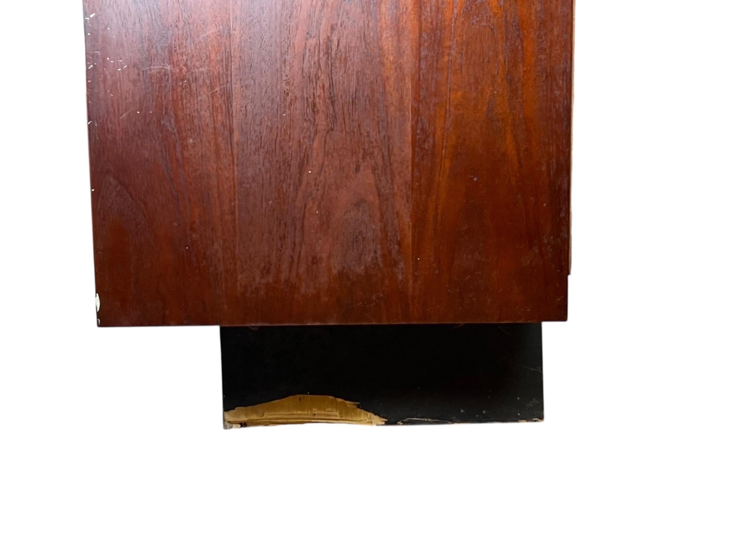 Pulaski Furniture Corporation 'Oceanic' Anrichte aus Nussbaumholz mit Skulpturen im Angebot 1