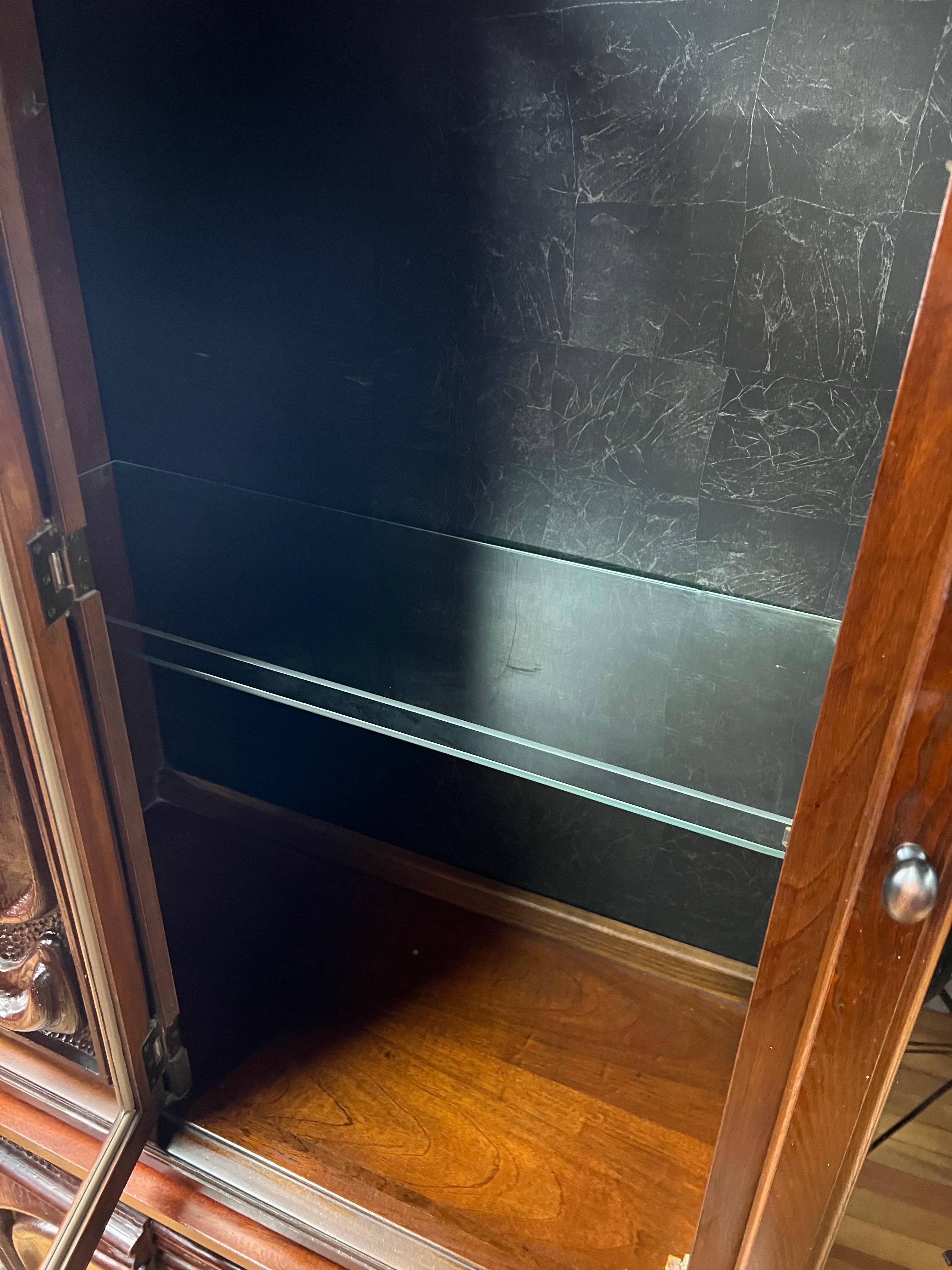 Pulaski Furniture Corporation 'Oceanic' Anrichte aus Nussbaumholz mit Skulpturen im Angebot 2