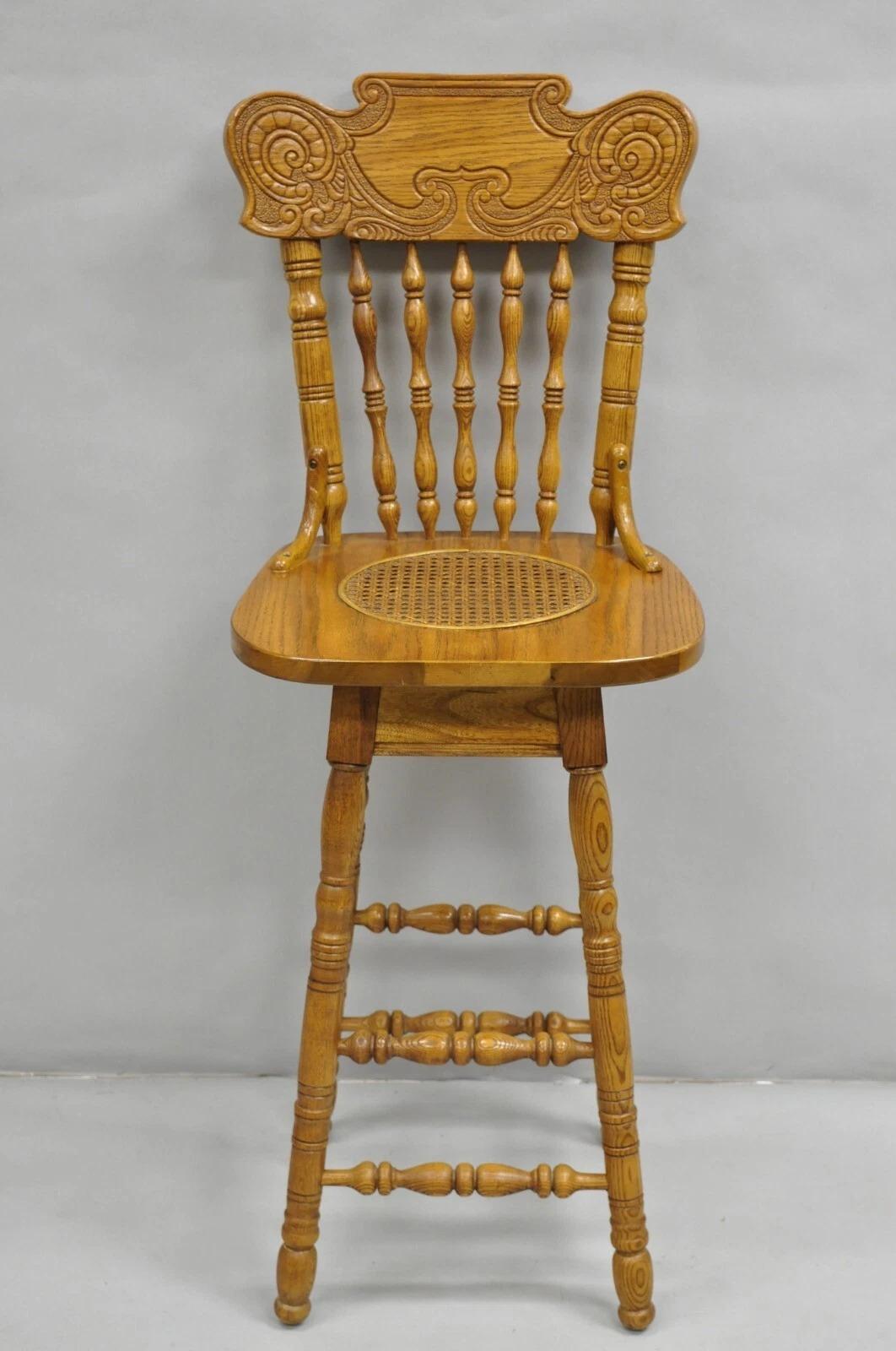 Pulaski Keepsake Collection Oak Wood Bar with Griffins and 2 Swivel Bar Stools In Good Condition For Sale In Philadelphia, PA