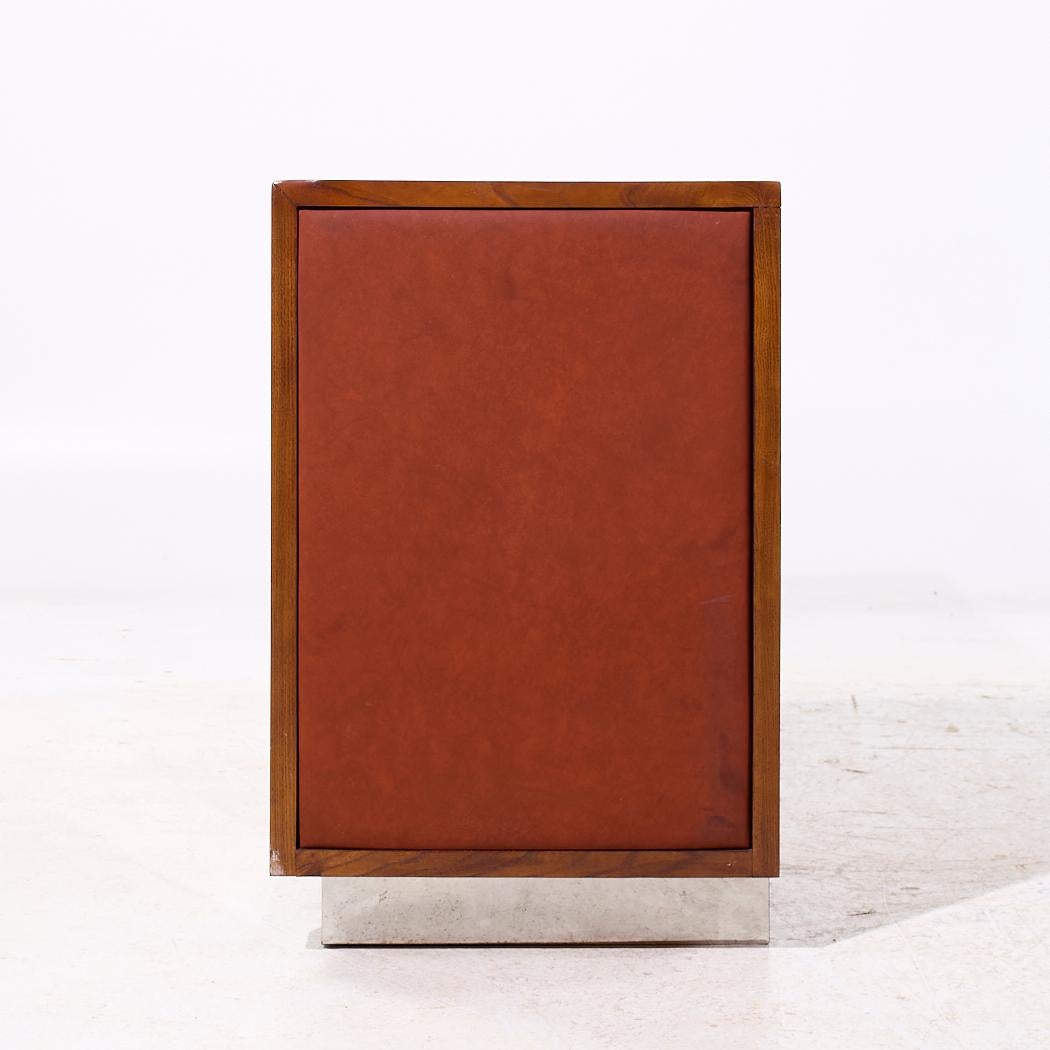 Pulaski Mid Century Rosewood, Leather and Chrome Lowboy Dresser Bon état - En vente à Countryside, IL
