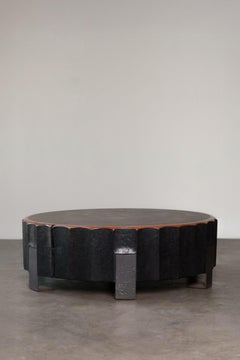 Mesa baja de madera y metal Pulau Suar de Mary Verspoor