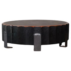 Mesa baja de madera y metal Pulau Suar de Mary Verspoor