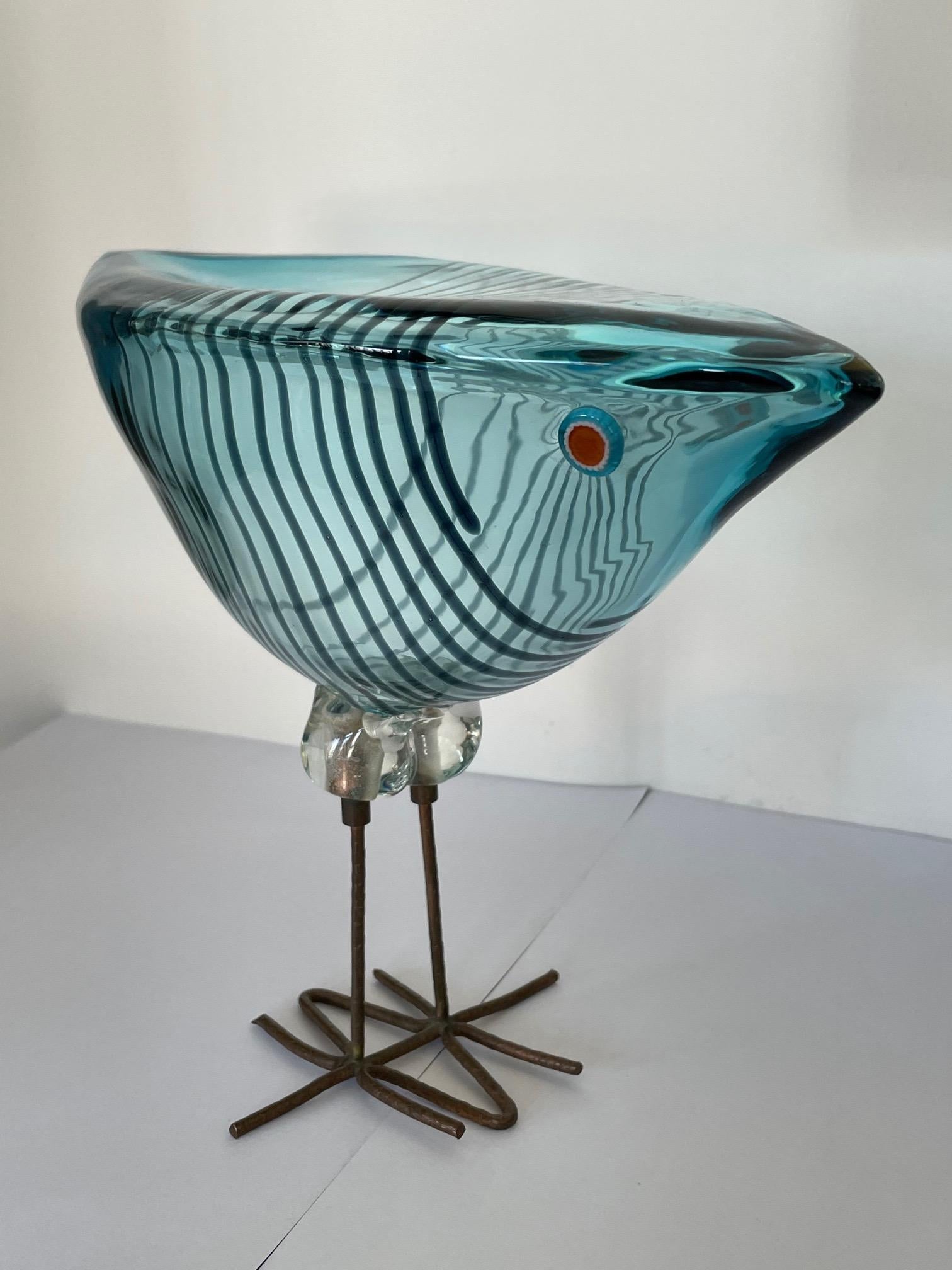 Ein fantastischer Glasvogel (Pulcino) von Alessandro Pianon für Vetreria Vistosi Murano, ca. 1970er Jahre. Die Augen sind aus Murringlas, der Sockel ist aus Messing.