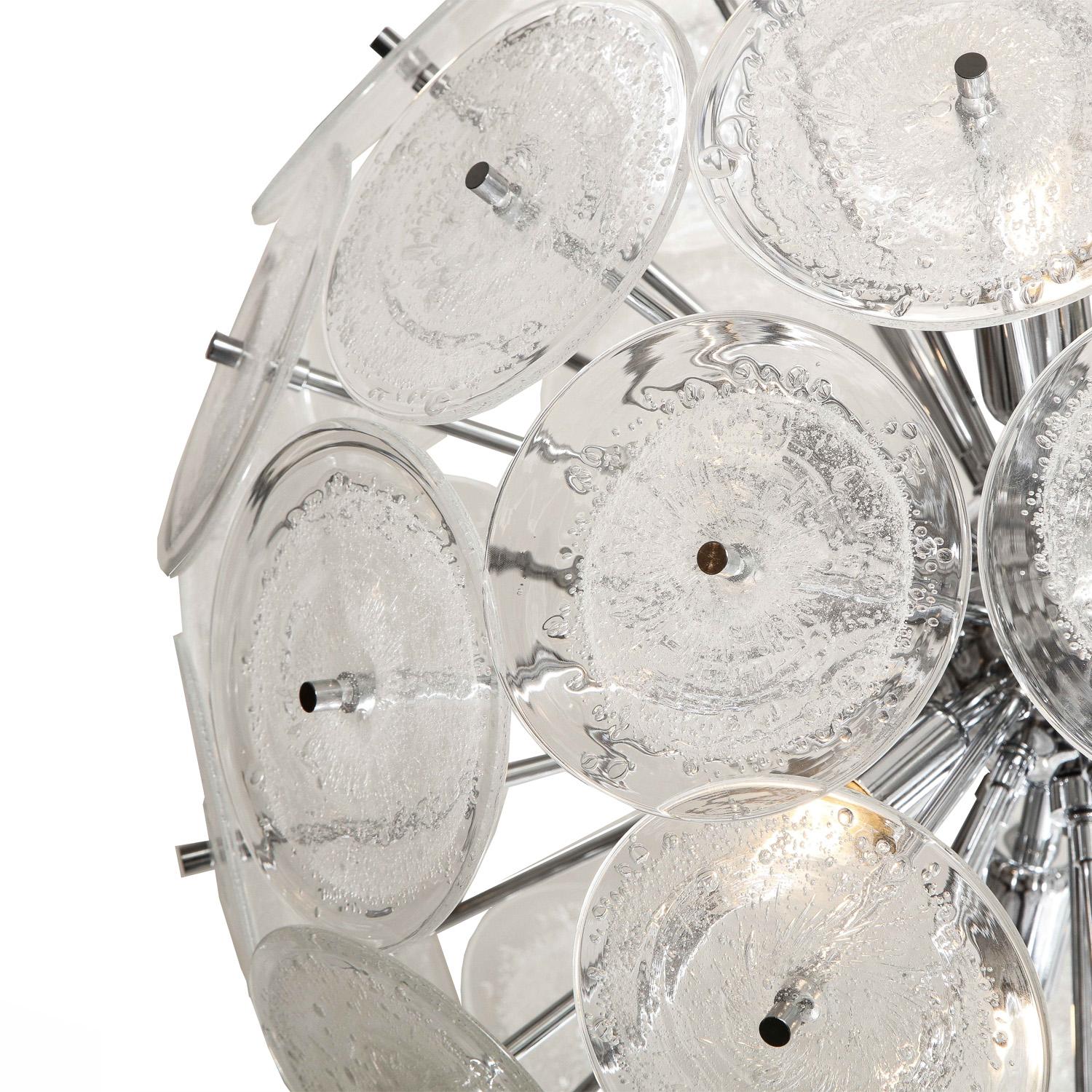 Lustre de style spoutnik à disques en verre pulegoso transparent de Murano avec 55 disques en verre artisanal et corps chromé. Italie, 2022.

 

 
