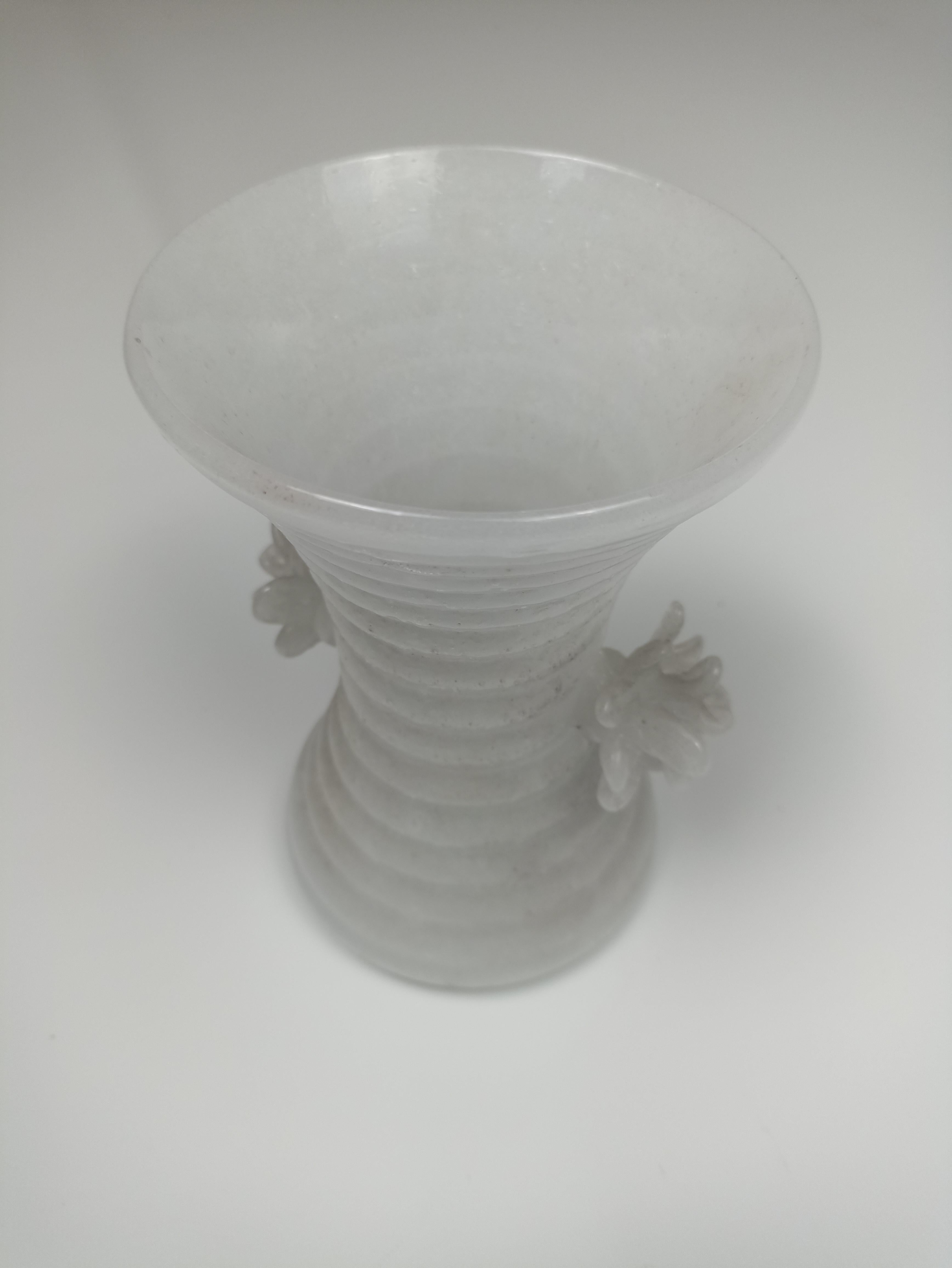 Découvrez la beauté du verre de Murano avec les vases Pulegoso. Cette ligne unique de vases a été créée dans les années 40 en utilisant du verre blanc opaque lourd et des moules pour créer une forme caractéristique en forme de vague remplie de