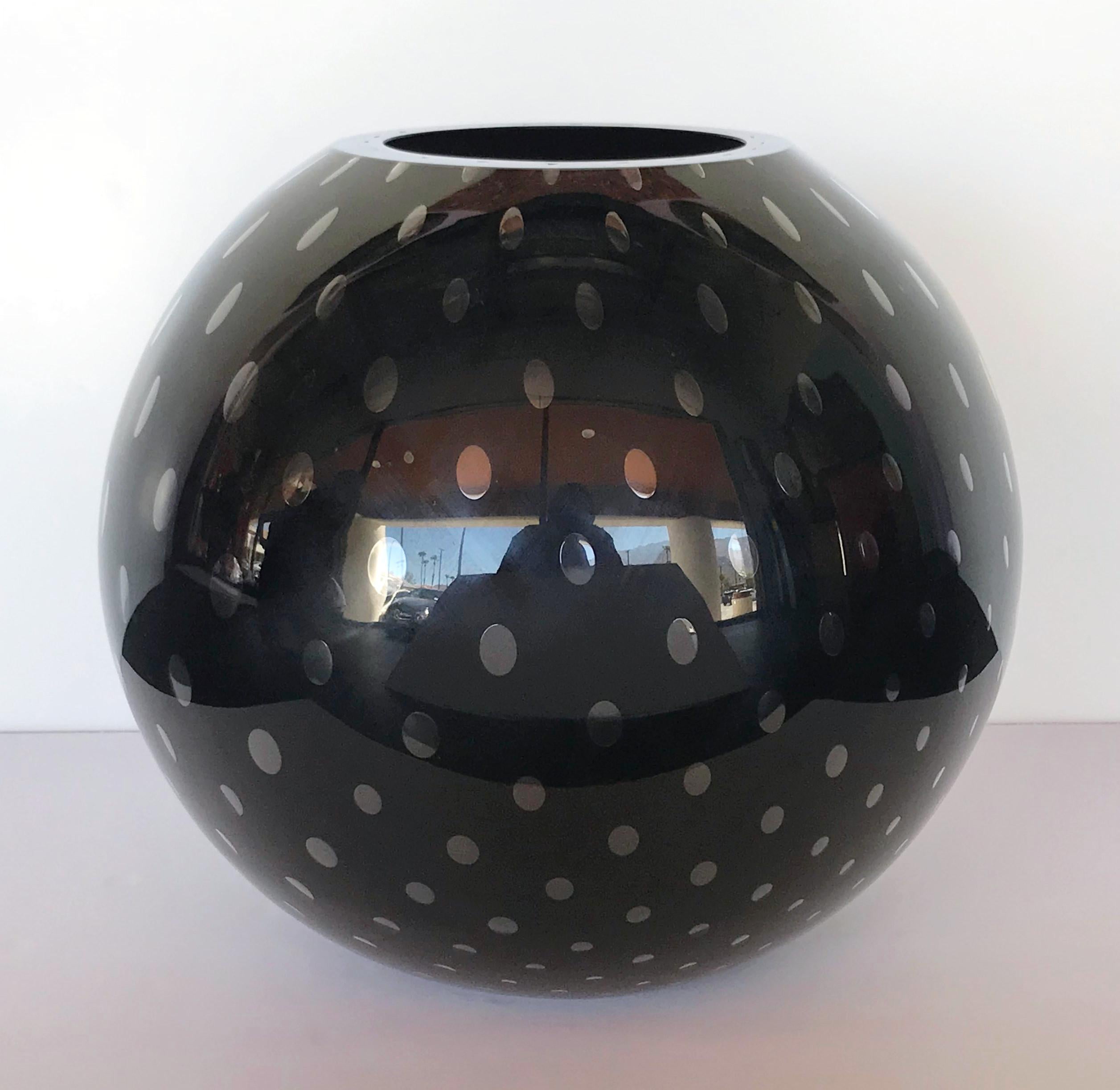 Italian vase or sculpture in thick black Murano glass blown with bubbles inside the glass in Pulegoso technique by Alberto Dona for Fabio Ltd
Signature engraved on the base / Made in Italy 
Diameter: 13 inches / Height: 12 inches
1 in stock in Palm