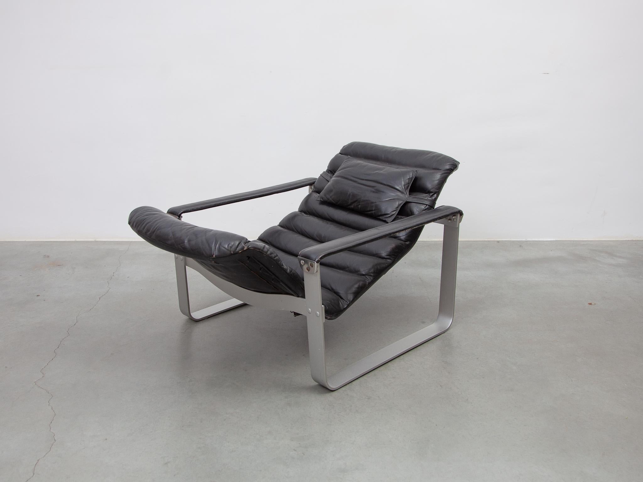 Comfortable lounge chair designed by Ilmari Lappalainen for Asko 1960s. The lounge chair has an aluminum base and are upholstered in a black gradient leather. The seating is adjustable in three stages and very comfortable. Labeled Asko on the