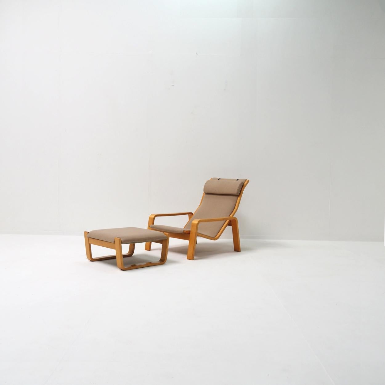 Cet ensemble de salon minimaliste, conçu en 1963 par Ilmari Lappalainen, porte bien son nom.

Le fauteuil et son pouf sont incroyablement confortables pour s'asseoir ou s'allonger. Lire un livre, regarder la télévision ou faire une sieste, c'est