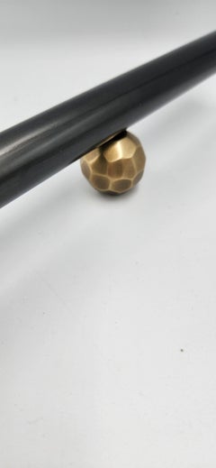Pull handle in gunmetal patinated brass and antique gold hammered brass – 30 cm