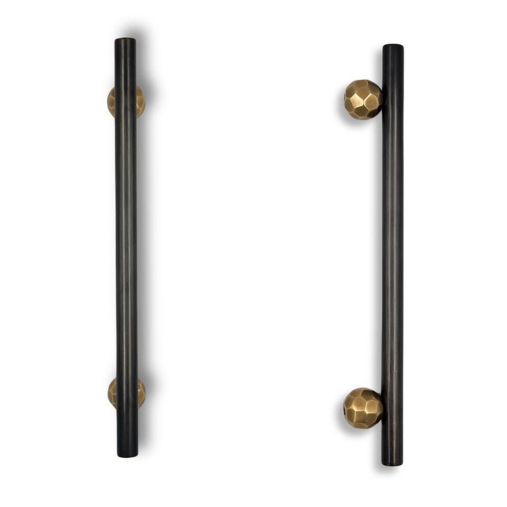 Contemporary Pull handle in gunmetal patinated brass and antique gold hammered brass 30 cm For Sale