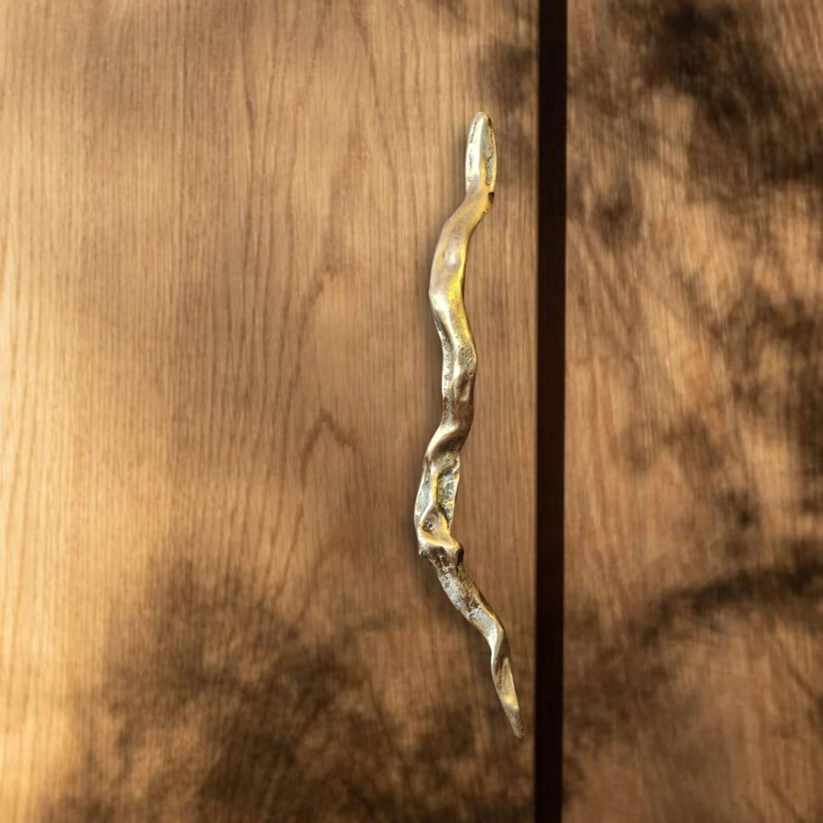 Organic Modern Door pull PT/E/12 Nature reimagined in cast brass 70 cm Earth Prints collection For Sale