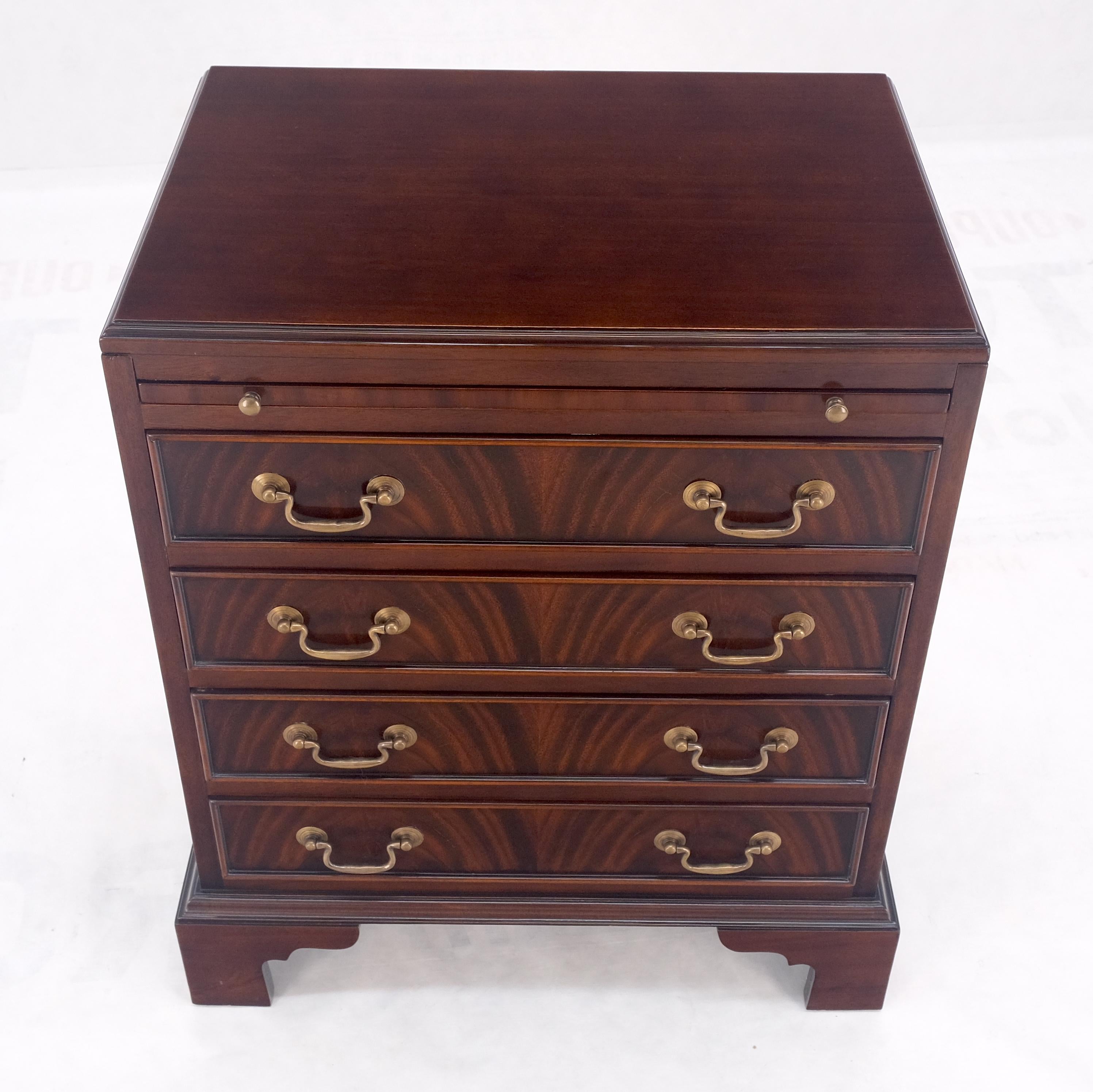 Pull Out Tray 4 Schubladen Flamme Mahagoni Messing Pull Compact Bachelor Chest Dresser (amerikanisch) im Angebot