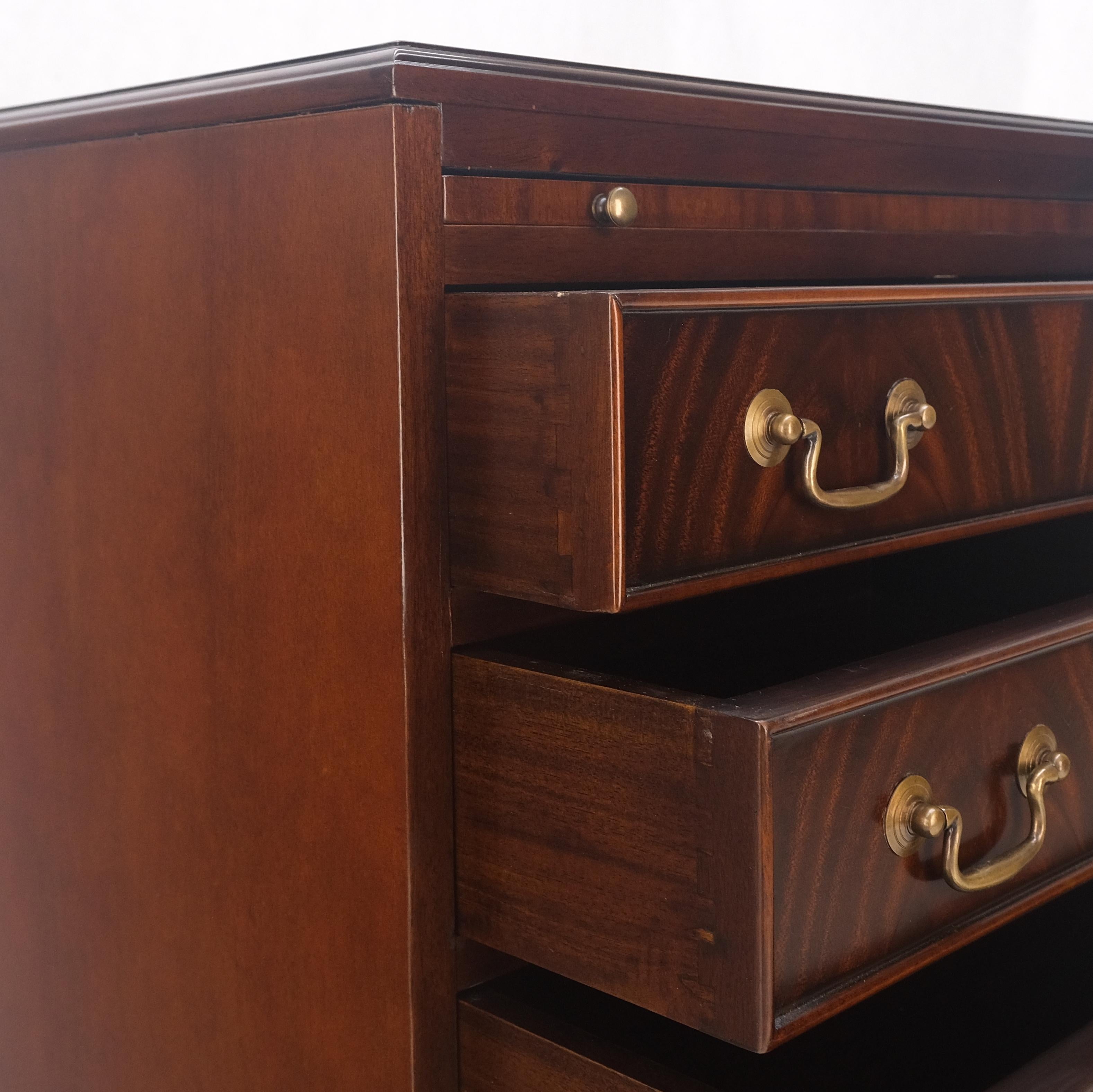 Pull Out Tray 4 Schubladen Flamme Mahagoni Messing Pull Compact Bachelor Chest Dresser im Zustand „Gut“ im Angebot in Rockaway, NJ