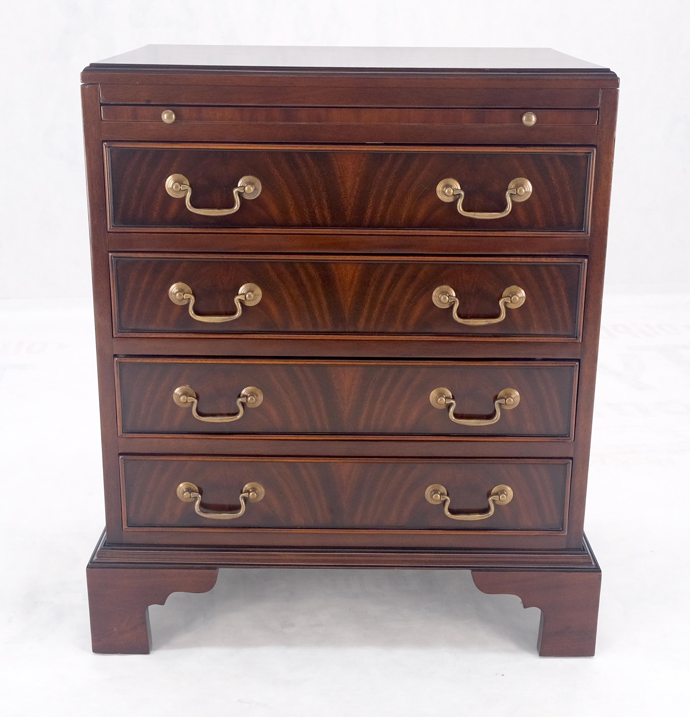 Pull Out Tray 4 Drawers Flame Mahogany Brass Pull Compact Bachelor Chest Dresser In Good Condition For Sale In Rockaway, NJ