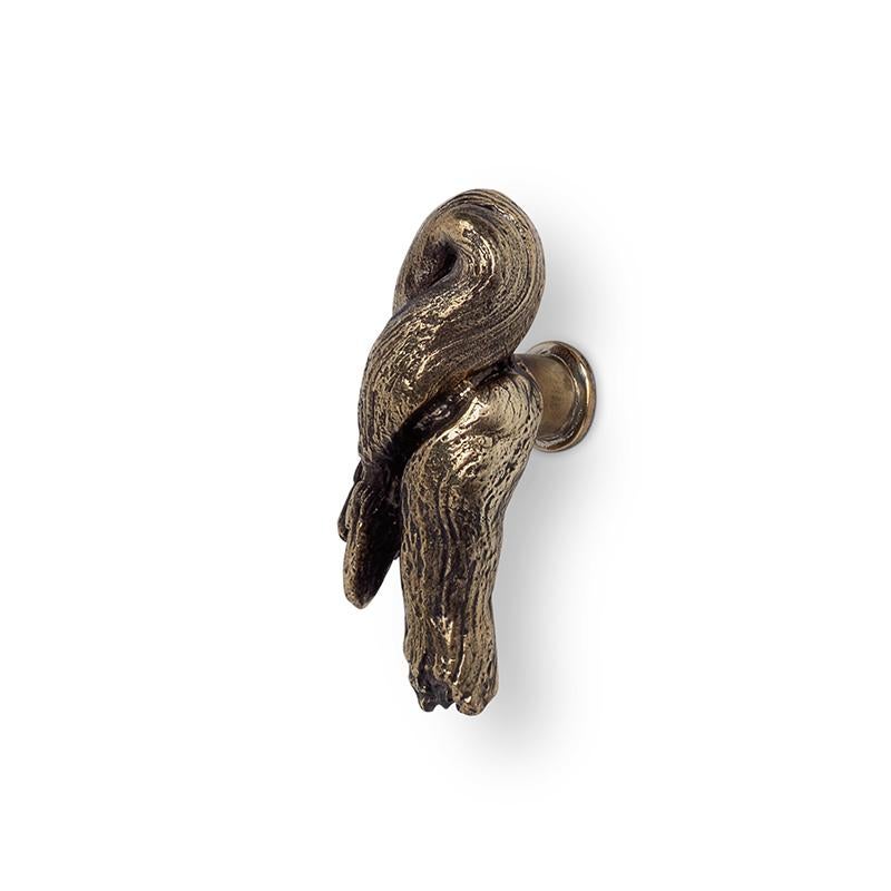 A portrait on ancient roots, formed with the pass of time, a drawer handle with a great sense of fluidity and elegance interchanging jewelry with hardware. Enrich your contemporary furniture designs with Knot drawer handle. Also available in