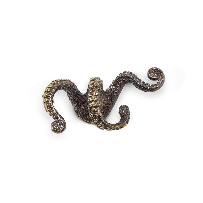 Along the ocean floor, round forms with eight long arms floats. We have extended octopus features in our Octo drawer handle, an understated elegance bringing instant character to your furniture designs, through cabinet hardware. Octopus’s selection