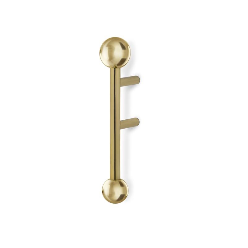 Quantum is inspired in the atomic age design, a polished brass series of door pulls, small and mid size, are the perfect finishing touch for your door designs. Enabling you to create a mix and match through your different environments of the house.