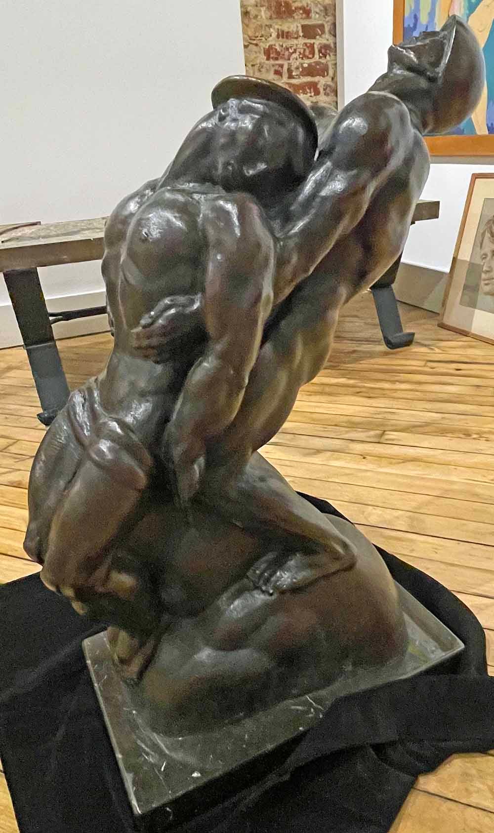Extraordinariamente poderosa y conmovedora, esta escultura representa a un poderoso soldado desnudo con casco que lleva y tira de su hermano para ponerlo a salvo tras una grave herida en el campo de batalla.  Ambas figuras están desnudas, y la