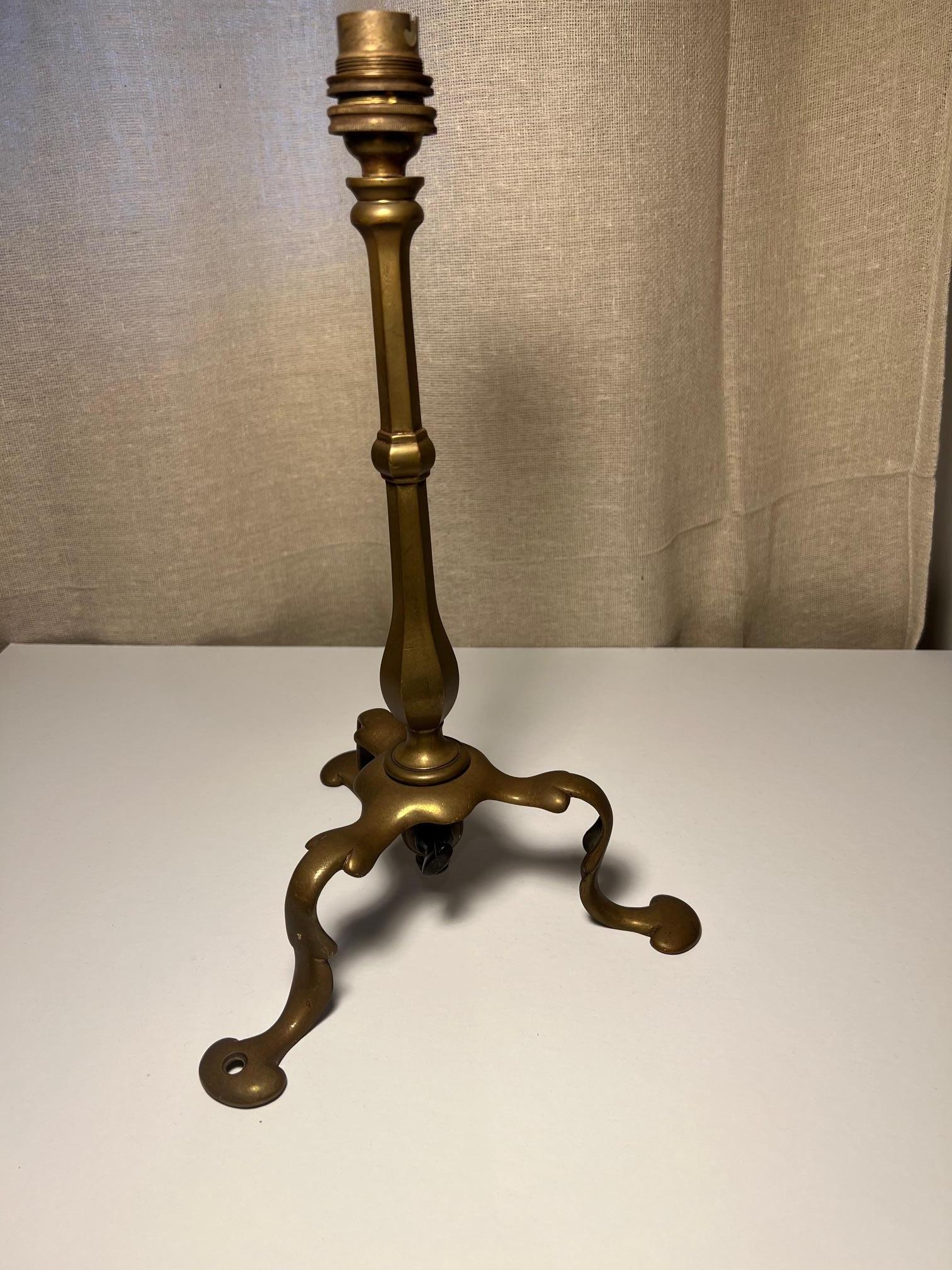 Faraday & Sons Kunsthandwerk Pullman Lampe.

Gestempelt F&S - siehe Foto.

Originalschalter, der bei der Neuverkabelung überbrückt wird, aber an der Lampe bleibt.

Außergewöhnlich schöne Patina. Dem Alter des Stücks entsprechend.

Can be re-wired