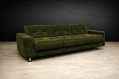 Canapé "Pullman" en mohair olive avec boutons en bois de rose, Jorge Zalszupin, Brésil