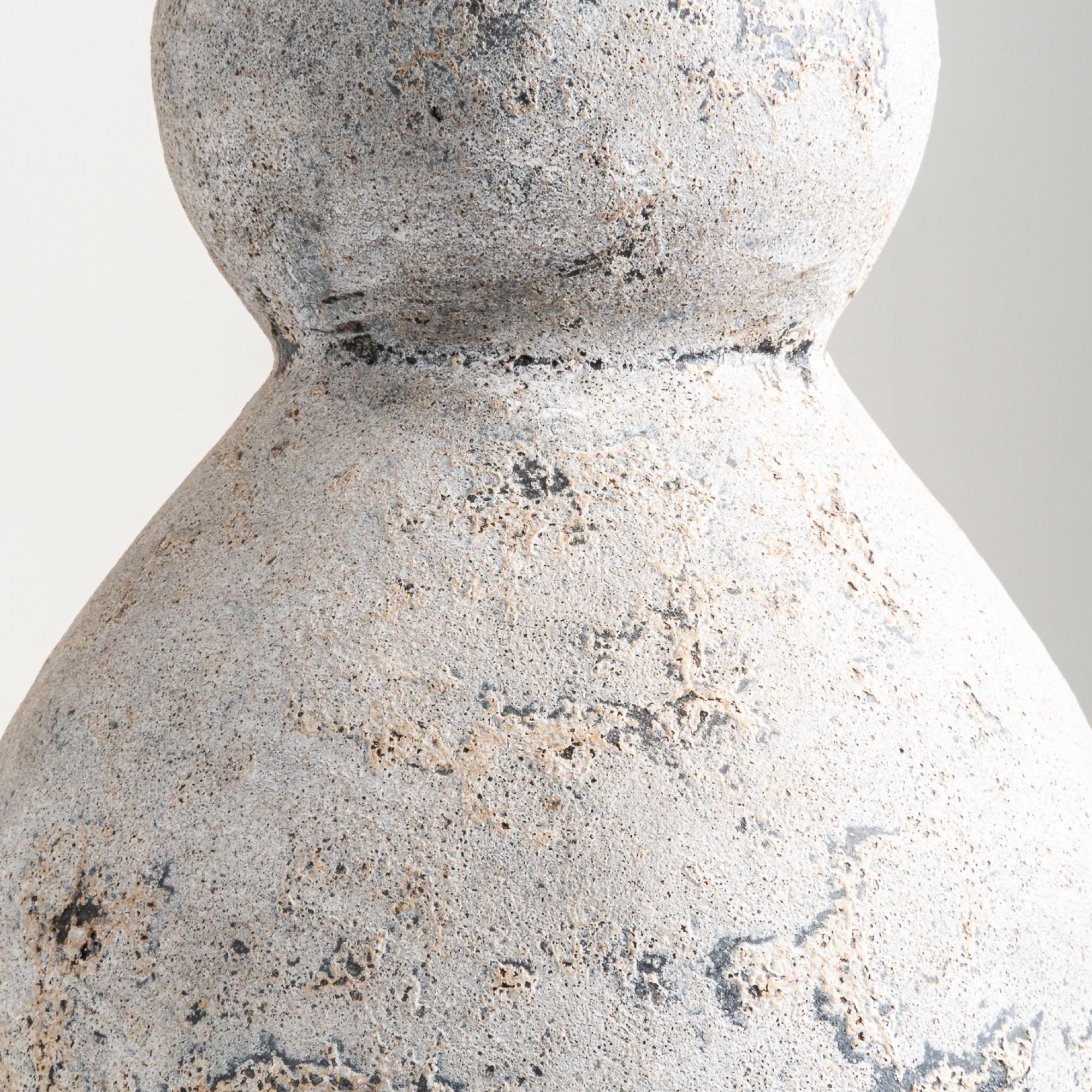 Indonesiano Vaso Pulp, forma organica fatta a mano in terracotta strutturata in grigio in vendita