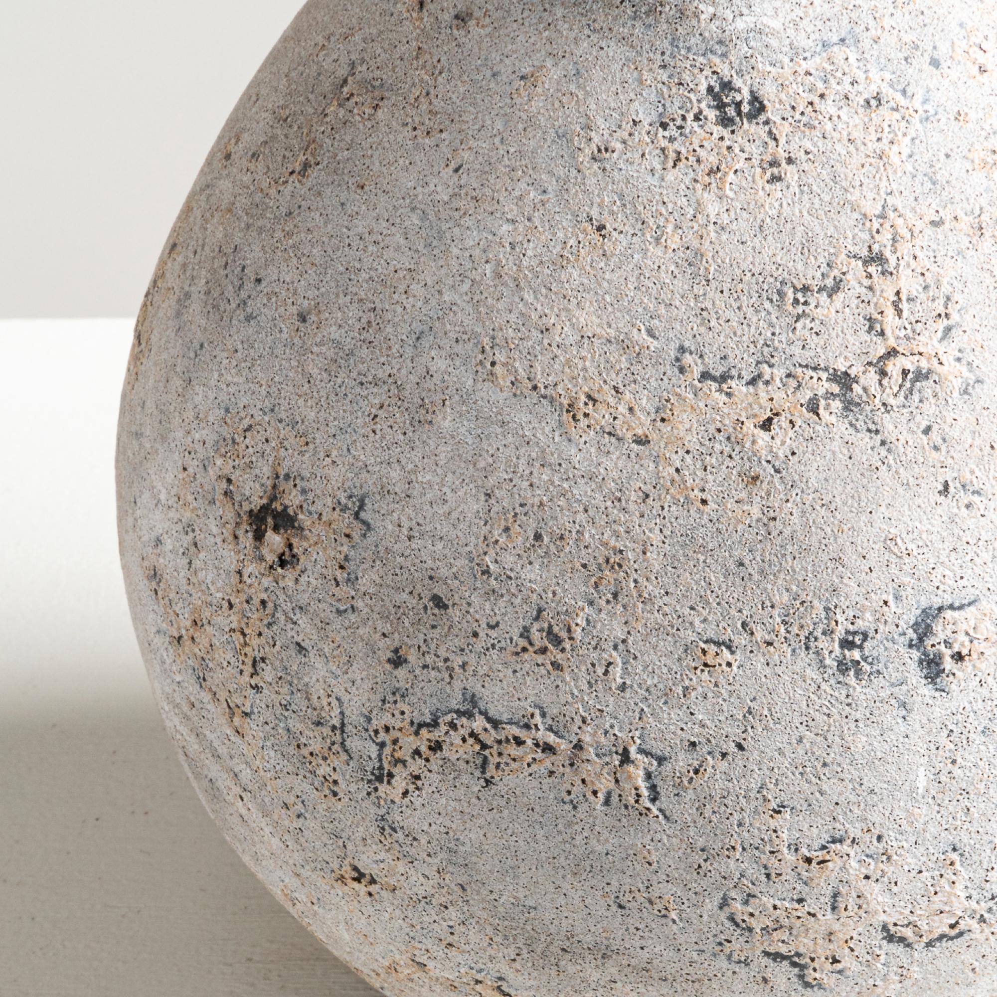 Vaso Pulp, forma organica fatta a mano in terracotta strutturata in grigio In condizioni Nuovo in vendita a New York, US
