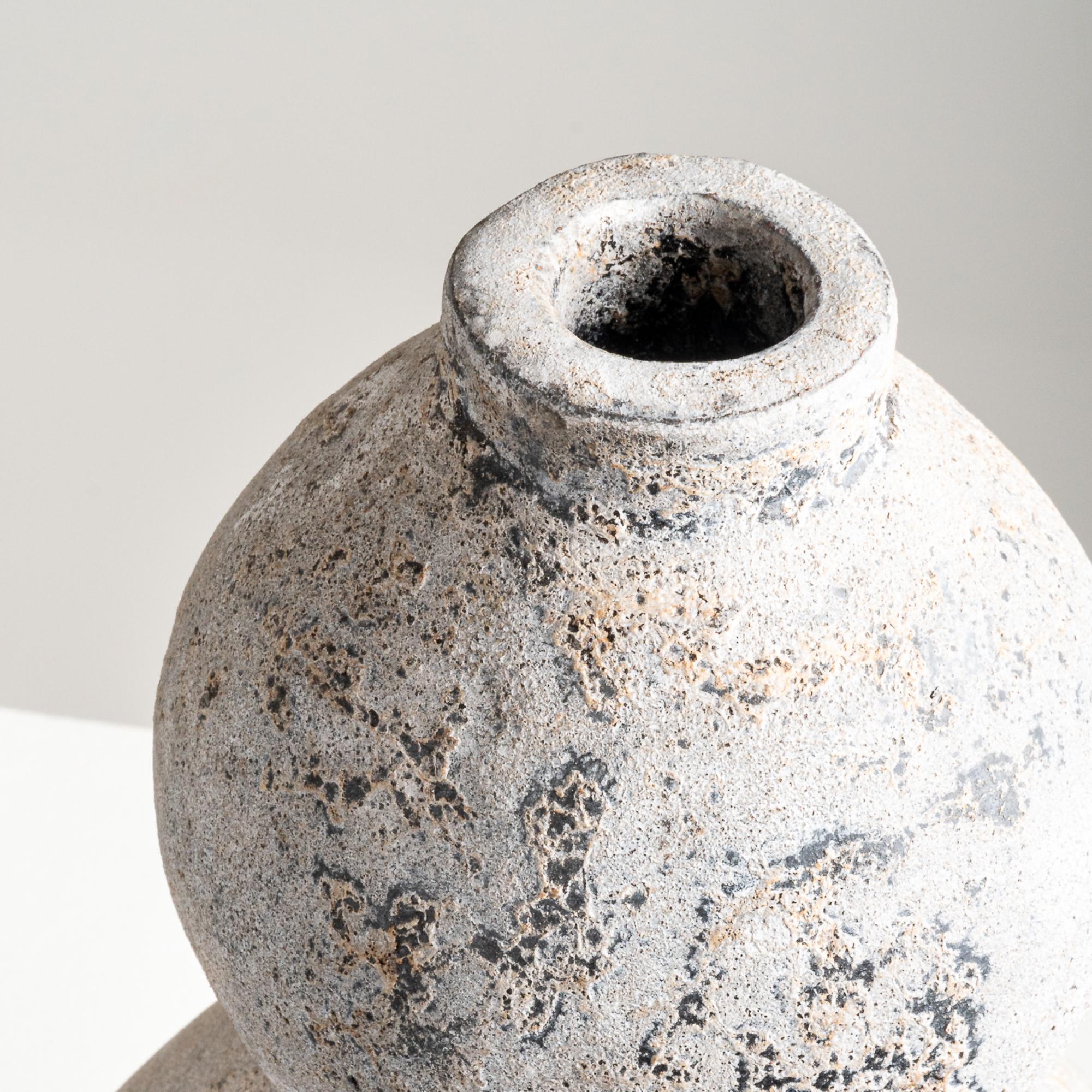 XXI secolo e contemporaneo Vaso Pulp, forma organica fatta a mano in terracotta strutturata in grigio in vendita