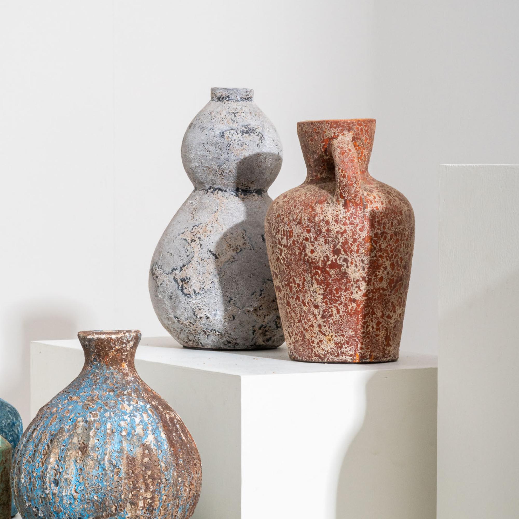 Vaso Pulp, forma organica fatta a mano in terracotta strutturata in grigio in vendita 2