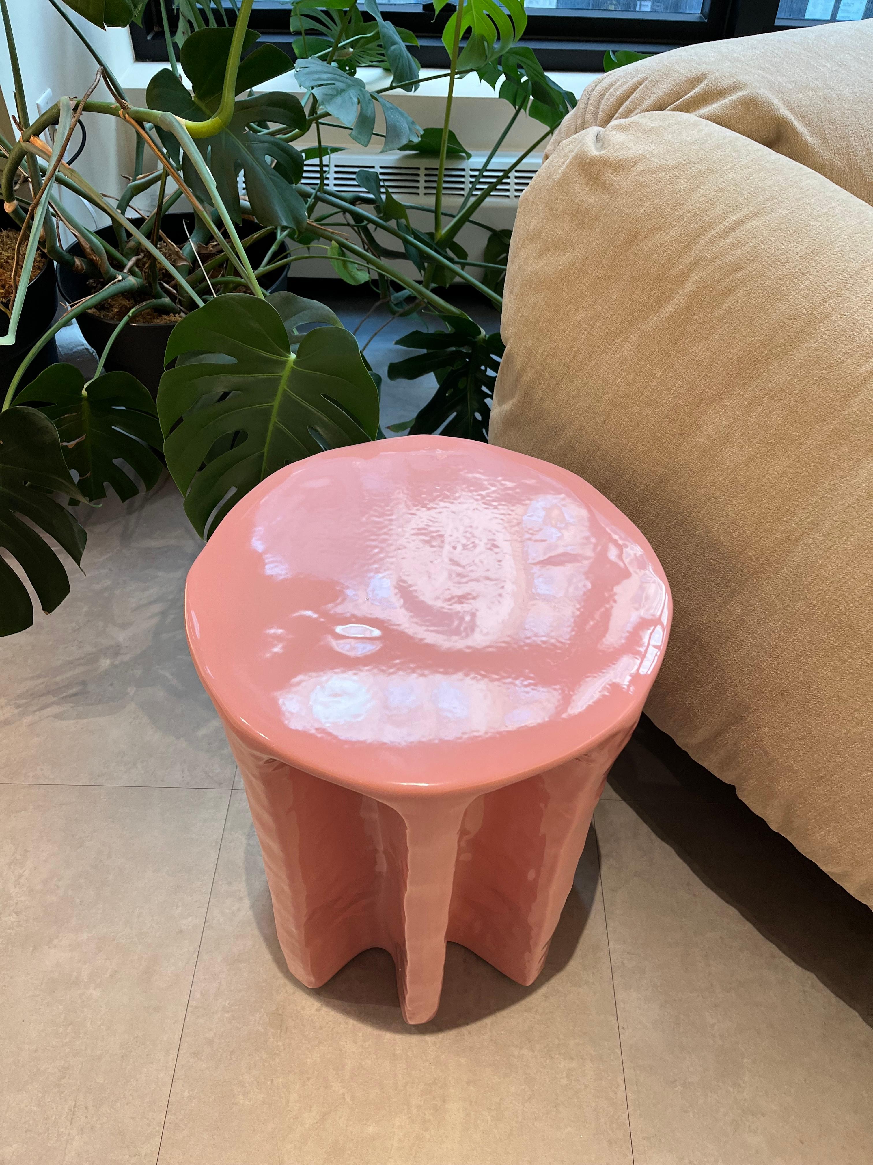 
CHOUCHOU HIGH - Farbe rosa
Grün Ø 390 × 570 H cm

Der große runde Couchtisch Chouchou ist ein skulpturaler Mittelpunkt Ihres Interieurs und weist alle Merkmale seiner Familienmitglieder auf. Grob geformte Bögen umgeben sein Äußeres, wobei jede