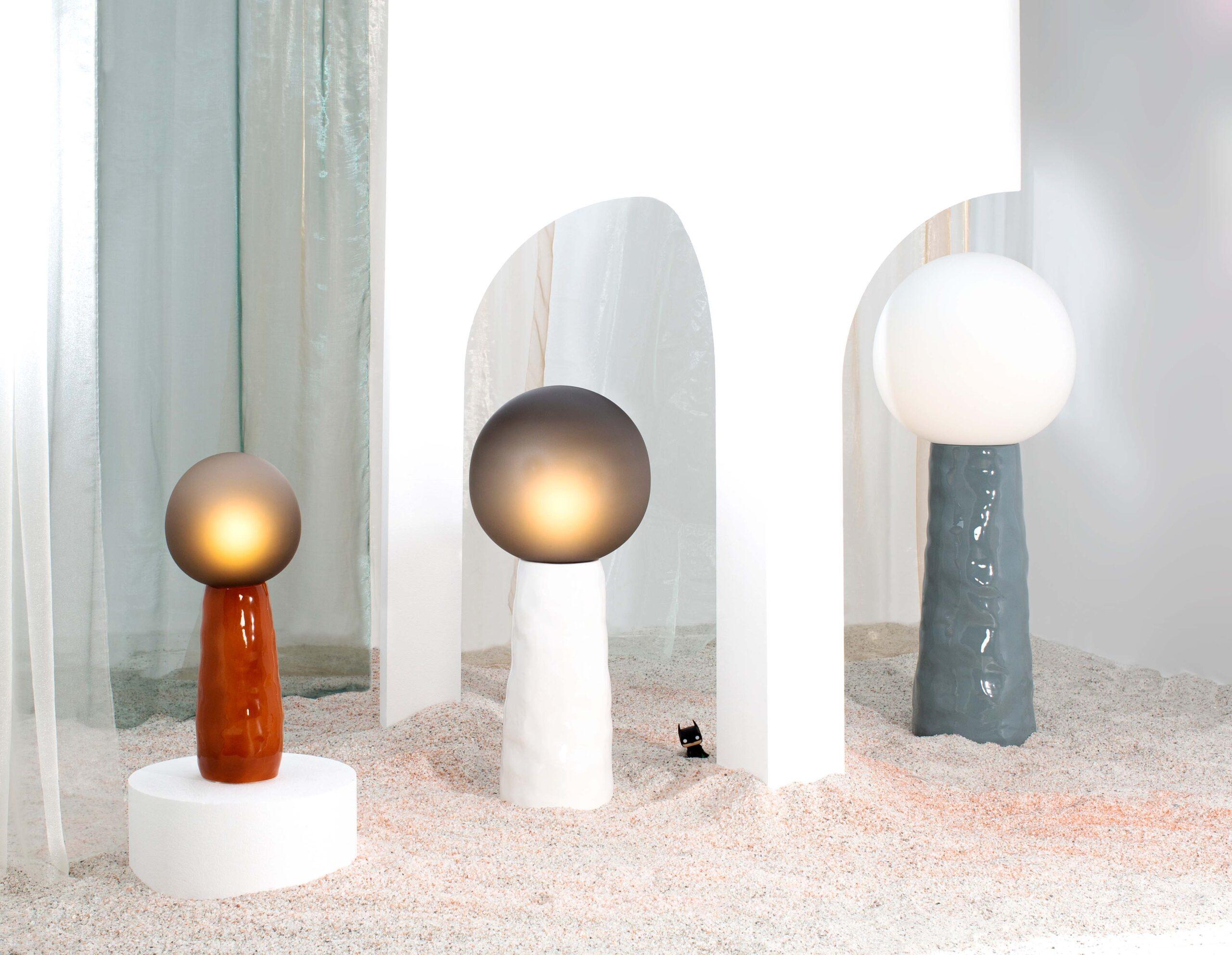 Le designer Kai Linke, qui a une grande affinité avec le Japon, met en lumière les poupées traditionnelles kokeshi et leur forme ovale et maigre. Les versions stylisées des originaux sculptés ont un torse en céramique, la tête en verre soufflé à la