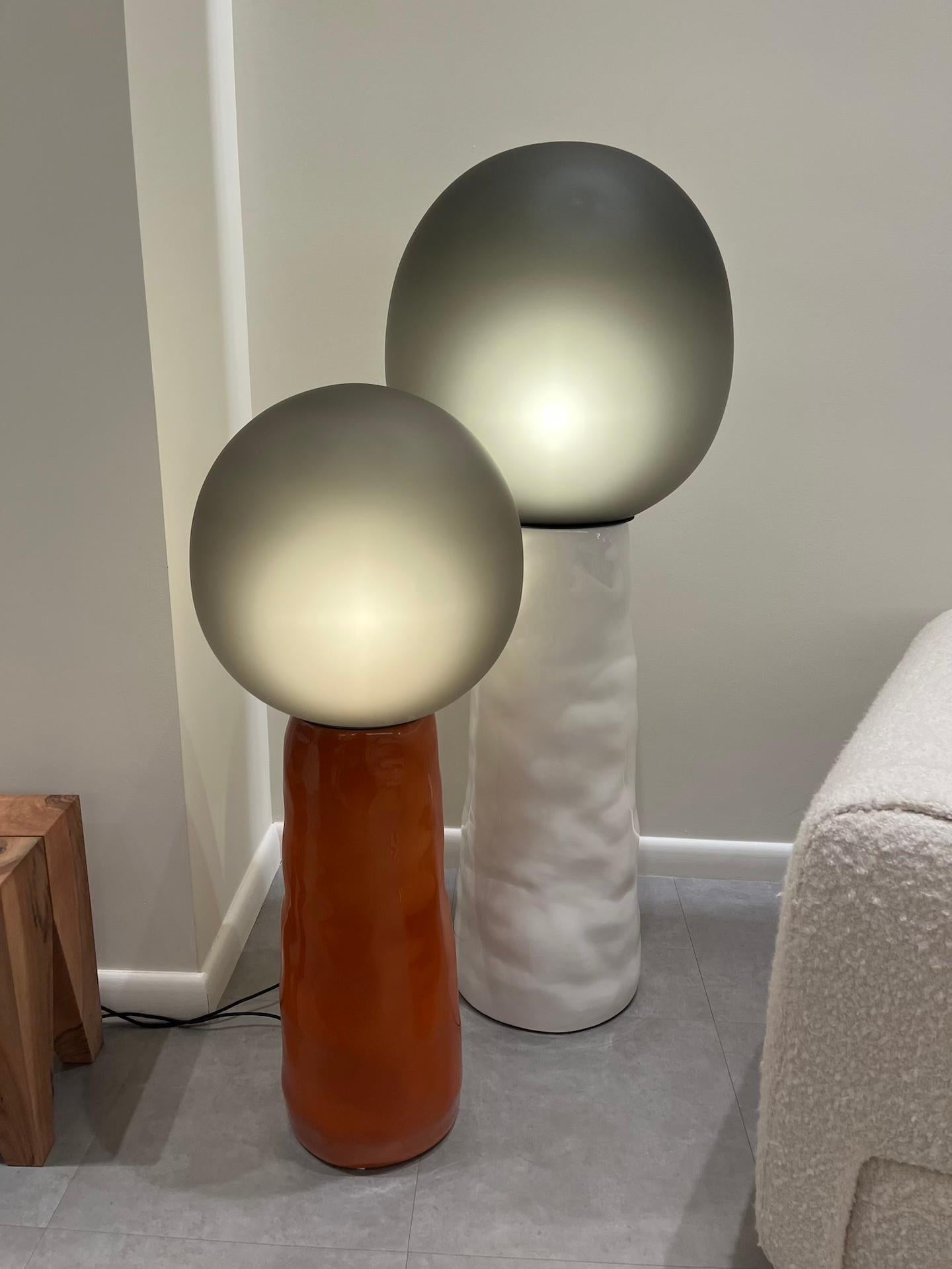 KOKESHI medio, leggero
colore del vetro - grigio fumo acetato  base terracotta



Il designer Kai Linke, che ha un'elevata affinità con il Giappone, illumina le tradizionali bambole kokeshi e la loro forma ovale e snella. Le versioni stilizzate