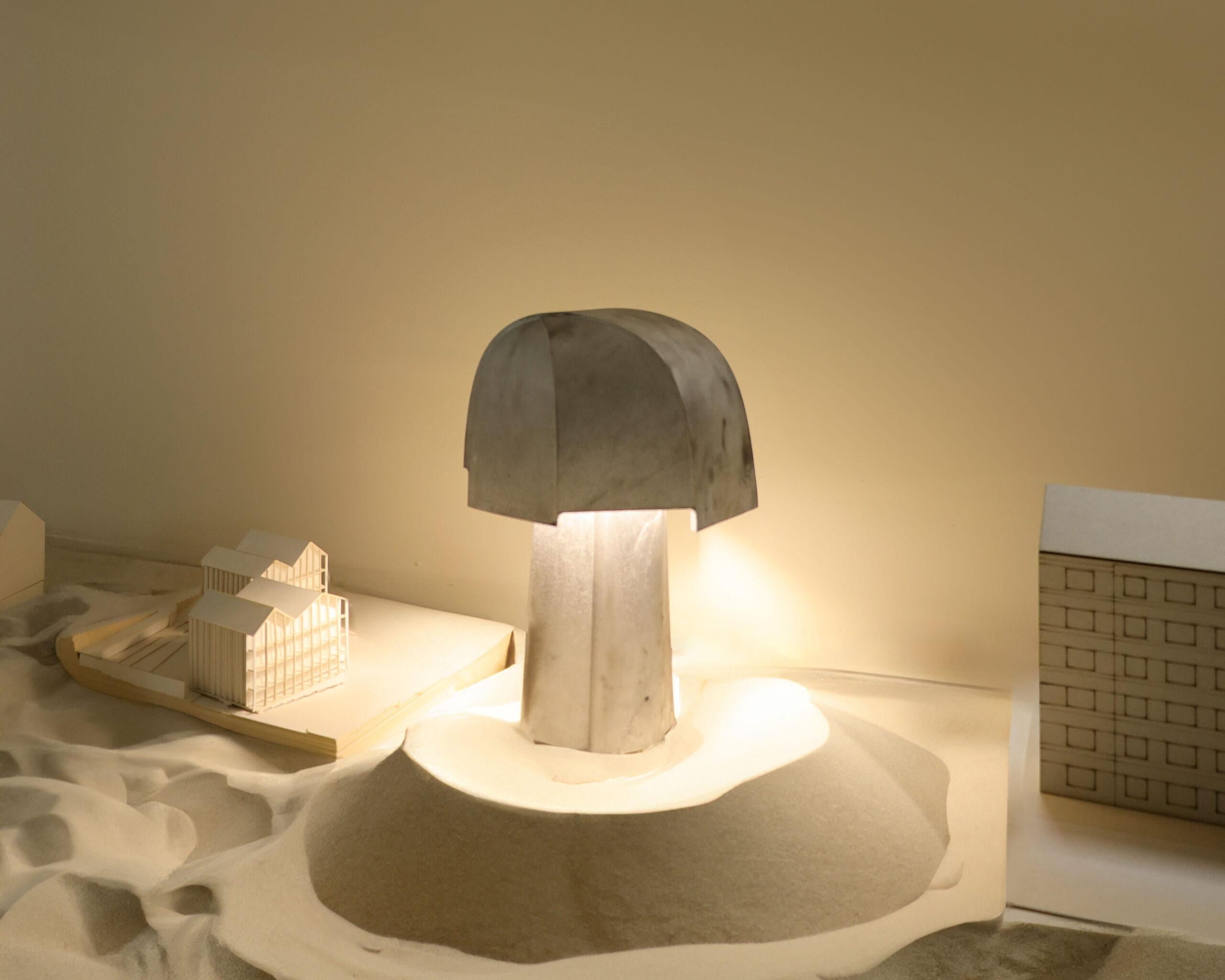 samsa es la primera obra de Sebastian Herkner para pulpo en aluminio fundido. Bajo sus manos, este material de reciclaje resistente y versátil produce un brillante ejemplo de ligereza, que se acuña también a la función y apariencia del