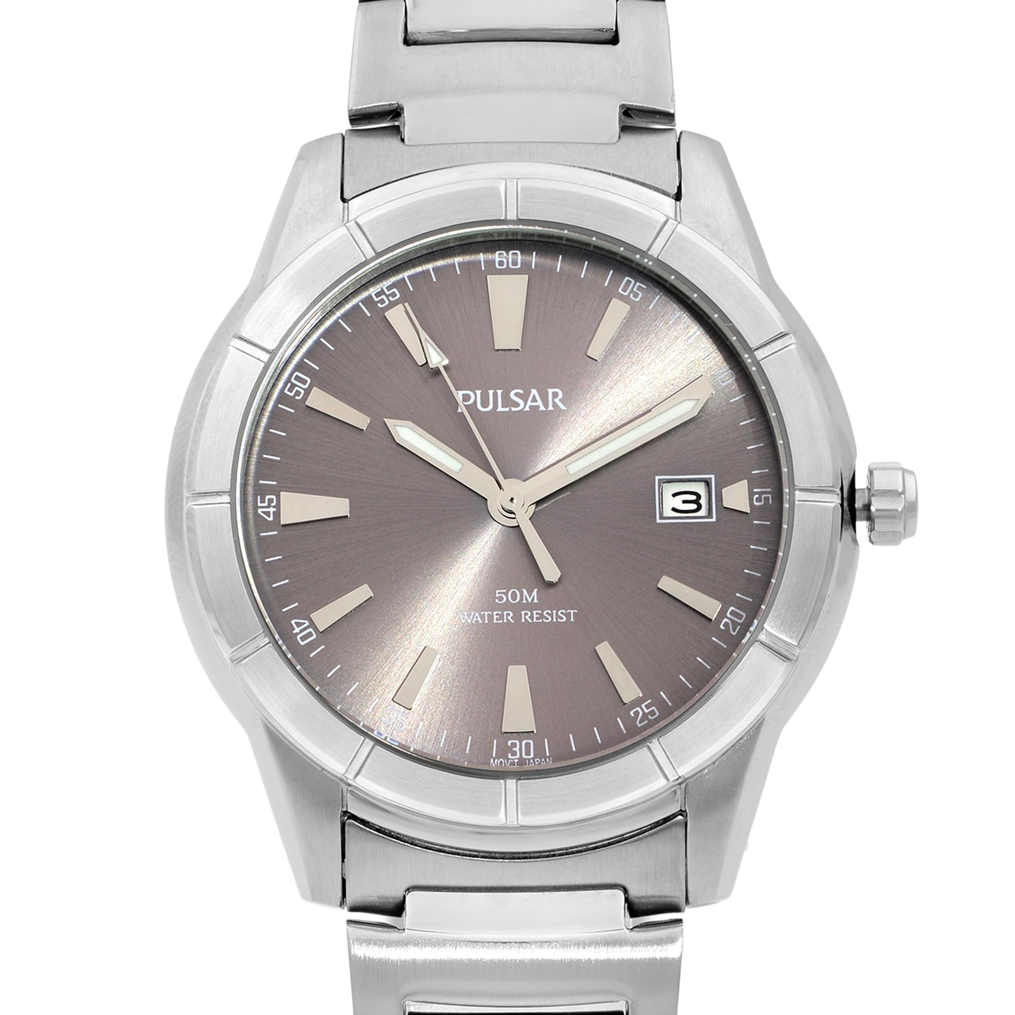 This pre-owned Pulsar  VX42-X324 is a beautiful men's timepiece that is powered by quartz (battery) movement which is cased in a stainless steel case. It has a round shape face, date indicator dial and has hand sticks style markers. It is completed
