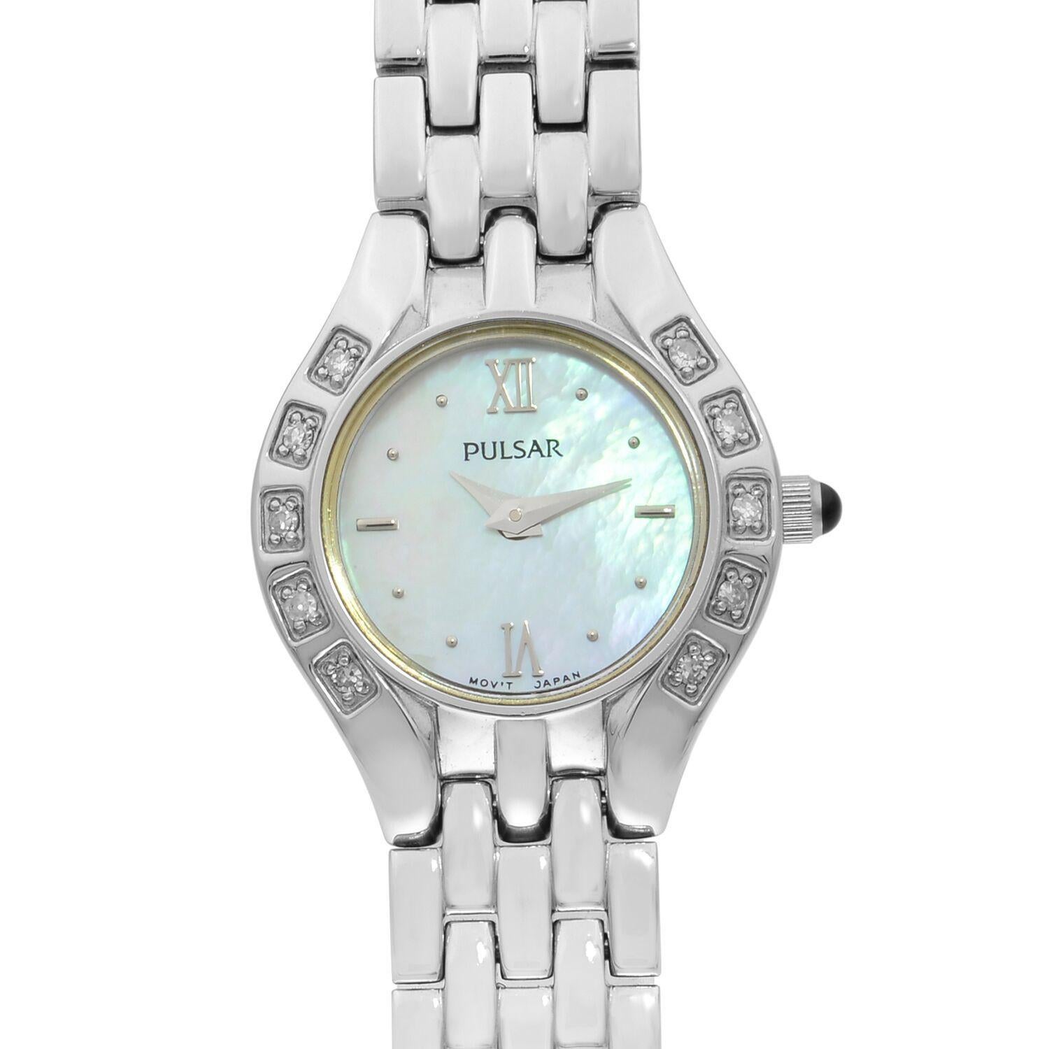 Anzeigemodell Pulsar Diamond Collection Steel Pink MOP Dial Quartz Womens Watch PEG-665. Dieser schöne Zeitmesser wird von einem Quarzwerk (Batterie) angetrieben und verfügt über: Edelstahl-Gehäuse und -Armband, feste Edelstahl-Lünette mit