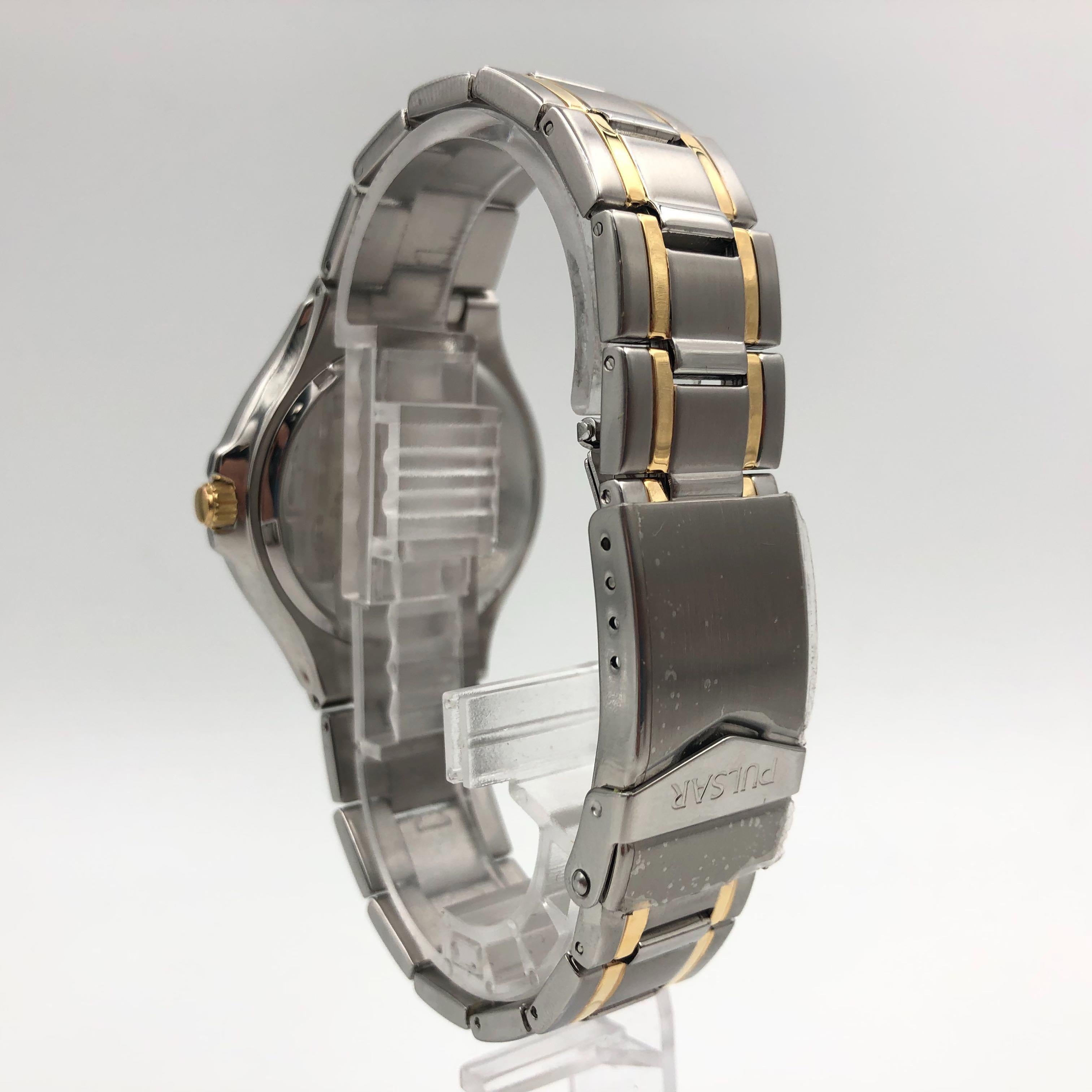 Pulsar Dress Day Date Zweifarbige Stahl Silber Zifferblatt Quarz Herrenuhr PXH097 im Zustand „Neu“ in New York, NY