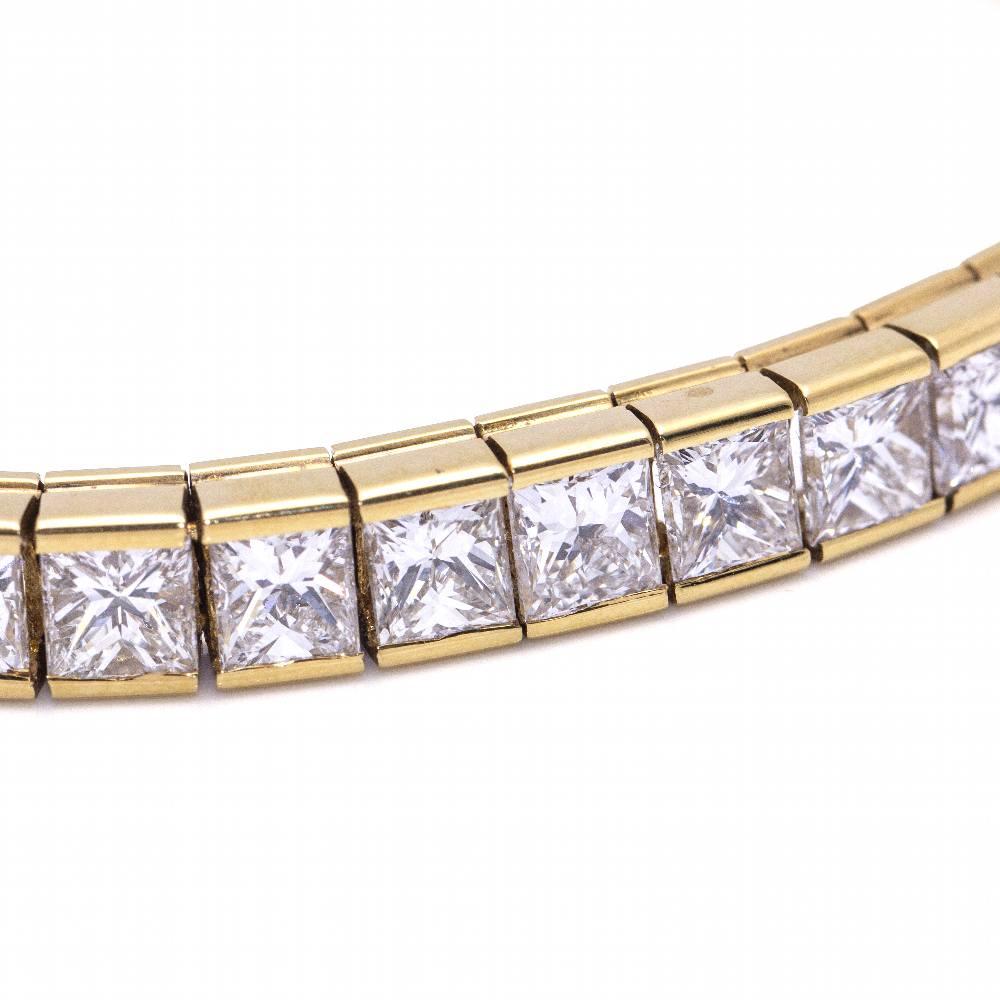 Riviere Bracelet in Gold and Diamonds for women : 40x Princess Cut Diamonds weighing 22,40 cts. in G/Vs quality (individual weight of each stone 0,55ct.) : 18kt Yellow Gold : 34,70 grams : Solid : Clasp with two safety lugs : 18,5cm length : This