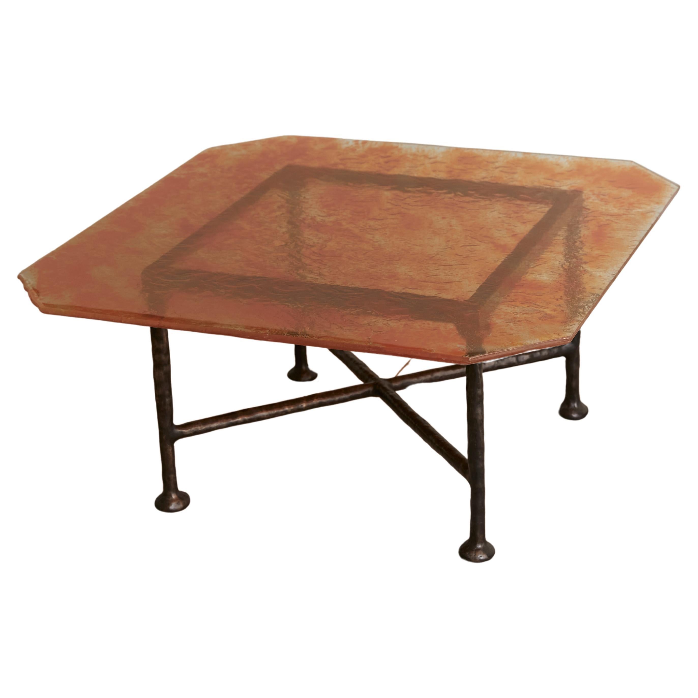 Table Pulver Iron, structure sculptée en bronze et plateau en verre fait à la main. en vente