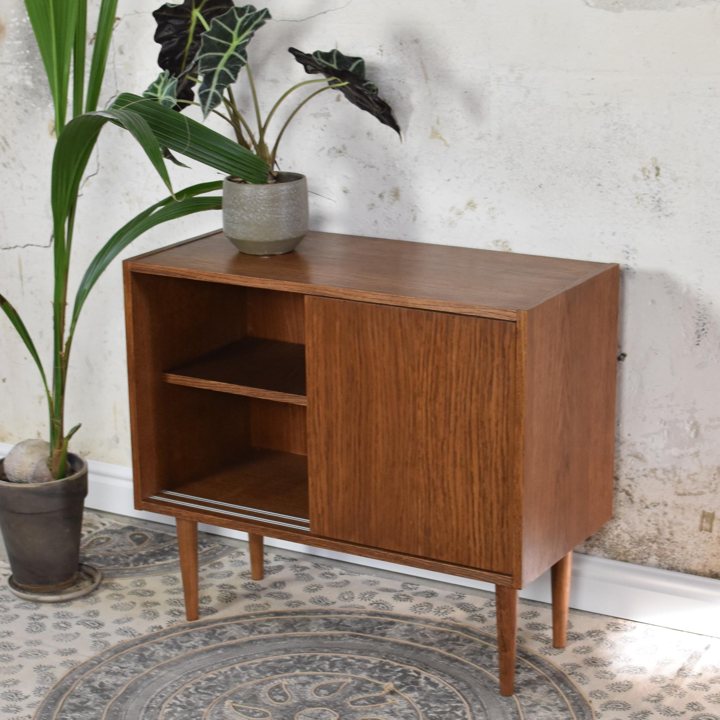 Armadietto Pum di Pastform
Dimensioni: D 40 x L 84 x H 75 cm.
Materiali: Legno colorato e verniciato.

Disponibile in diverse finiture di colore del legno: Whiskey, Rum, BPA, Nobel, Brandy, Schwarz e Natura. Contattateci.

Radicati in una buona