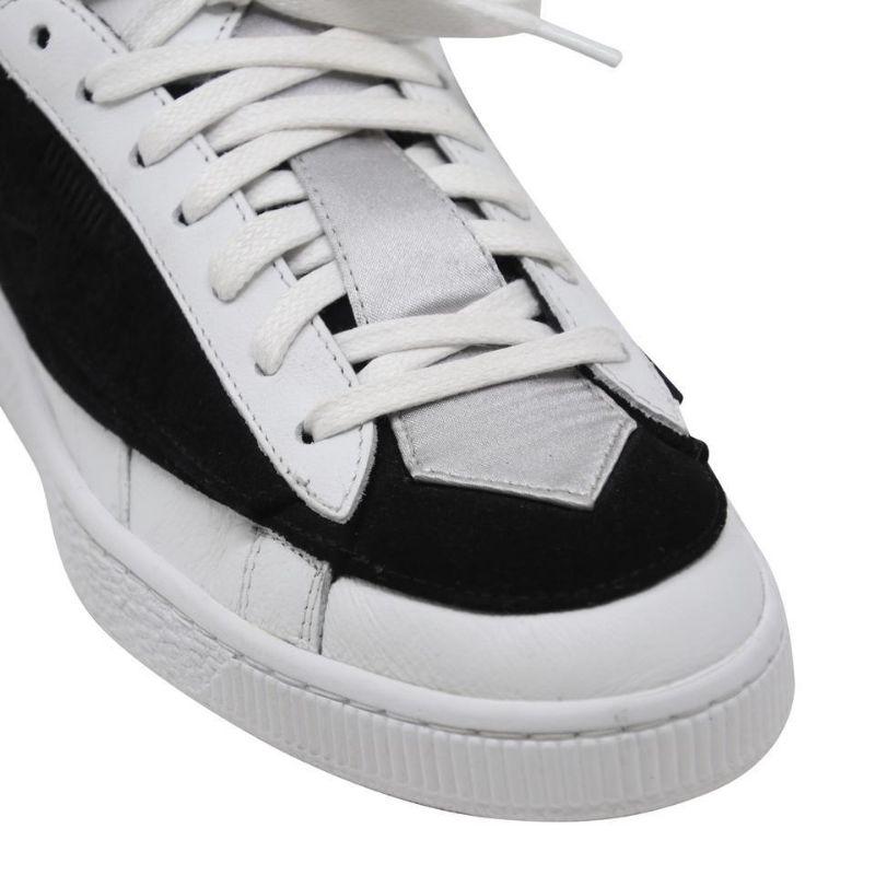 Puma X Karl Lagerfeld Wildleder und Leder Lace Up Sneakers Größe 8 PM-S0917P-0143

Das klassische PUMA-Wildleder in minimalistischem Schwarz und Weiß verbindet sich mit dem Rock-Chic von KARL LAGERFELD zu einer exklusiven Sneaker-Edition, die vom