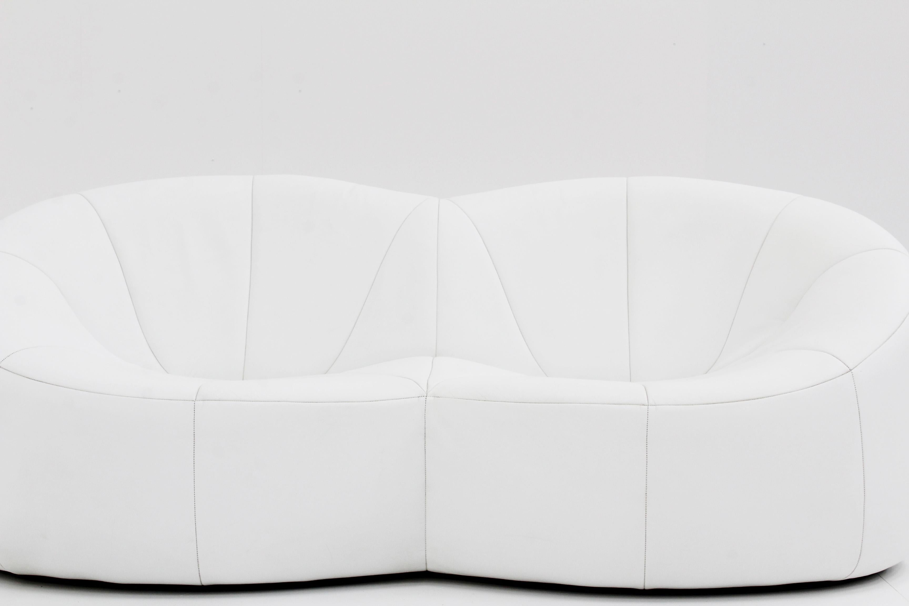 Pumpkin 2-seater sofa designed by Pierre Paulin for Ligne Roset. In its original white leather cattle hide. The leather is in a good condition with traces of use consistent with age. The pumpkin collection is known for its soft, organic, round
