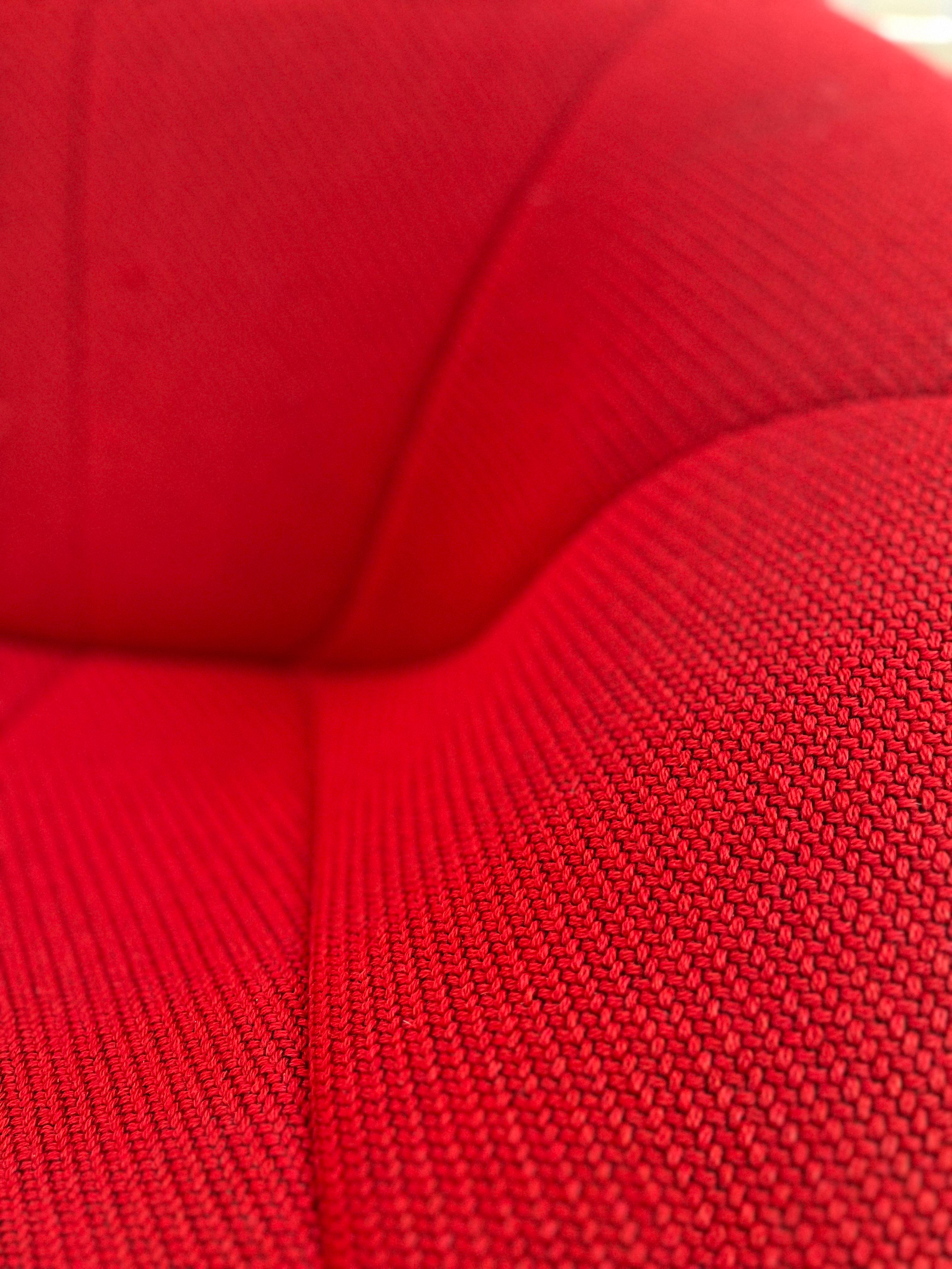 Fauteuil citrouille de Pierre Paulin pour Ligne Roset, années 70
ce fauteuil a été conçu à l'origine en 1971 pour l'appartement privé du président français Georges Pompido au palais de l'Élysée,
Produite plus tard à grande échelle
Sa forme ronde