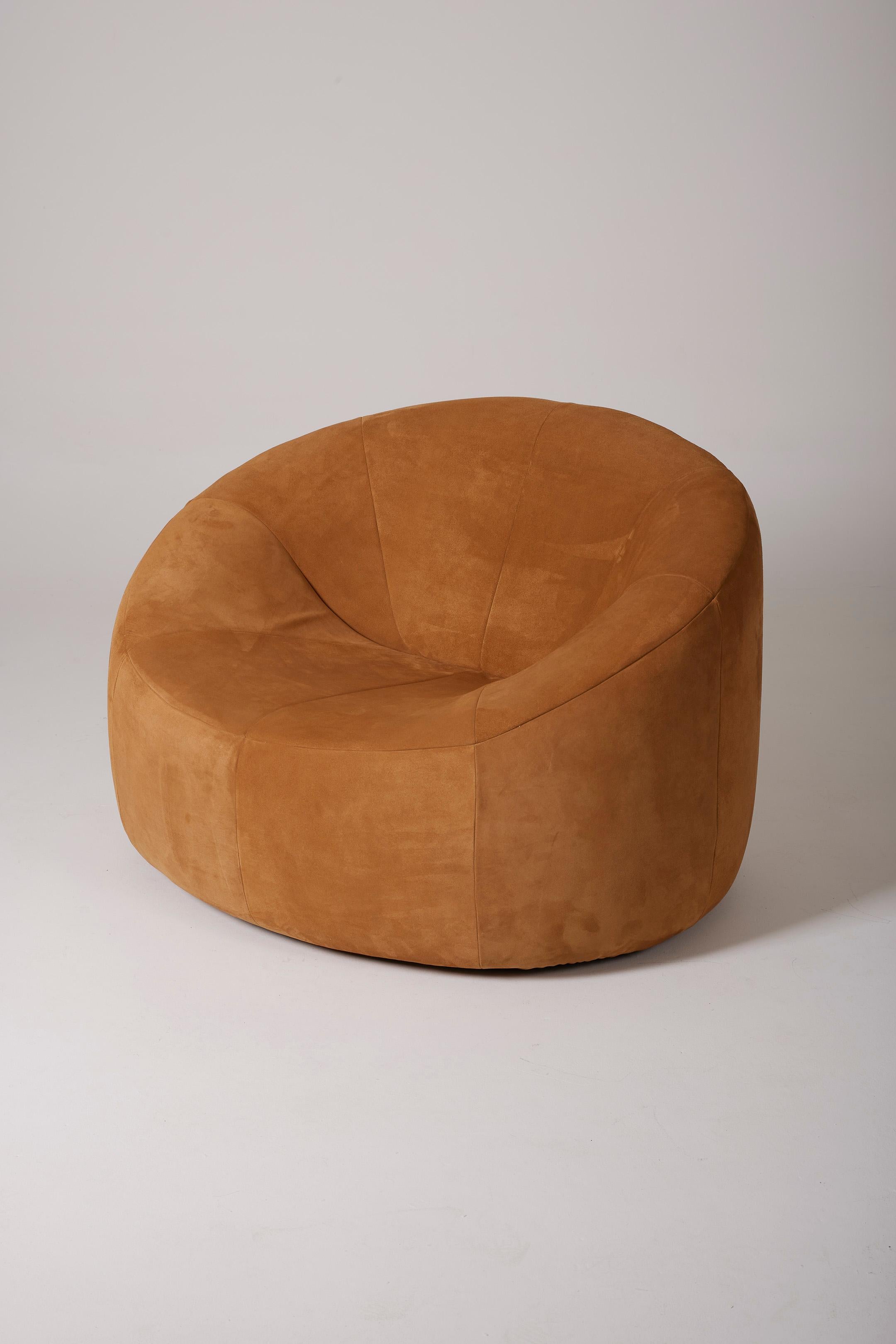 Fauteuil Pumpkin modèle iconique du designer Pierre Paulin édité chez ligne Roset, année 1970. Ce fauteuil a été retapissé d'un tissu en daim camel haut de gamme. Ce modèle a été réalisé au départ pour les appartements privés de Claude et Georges