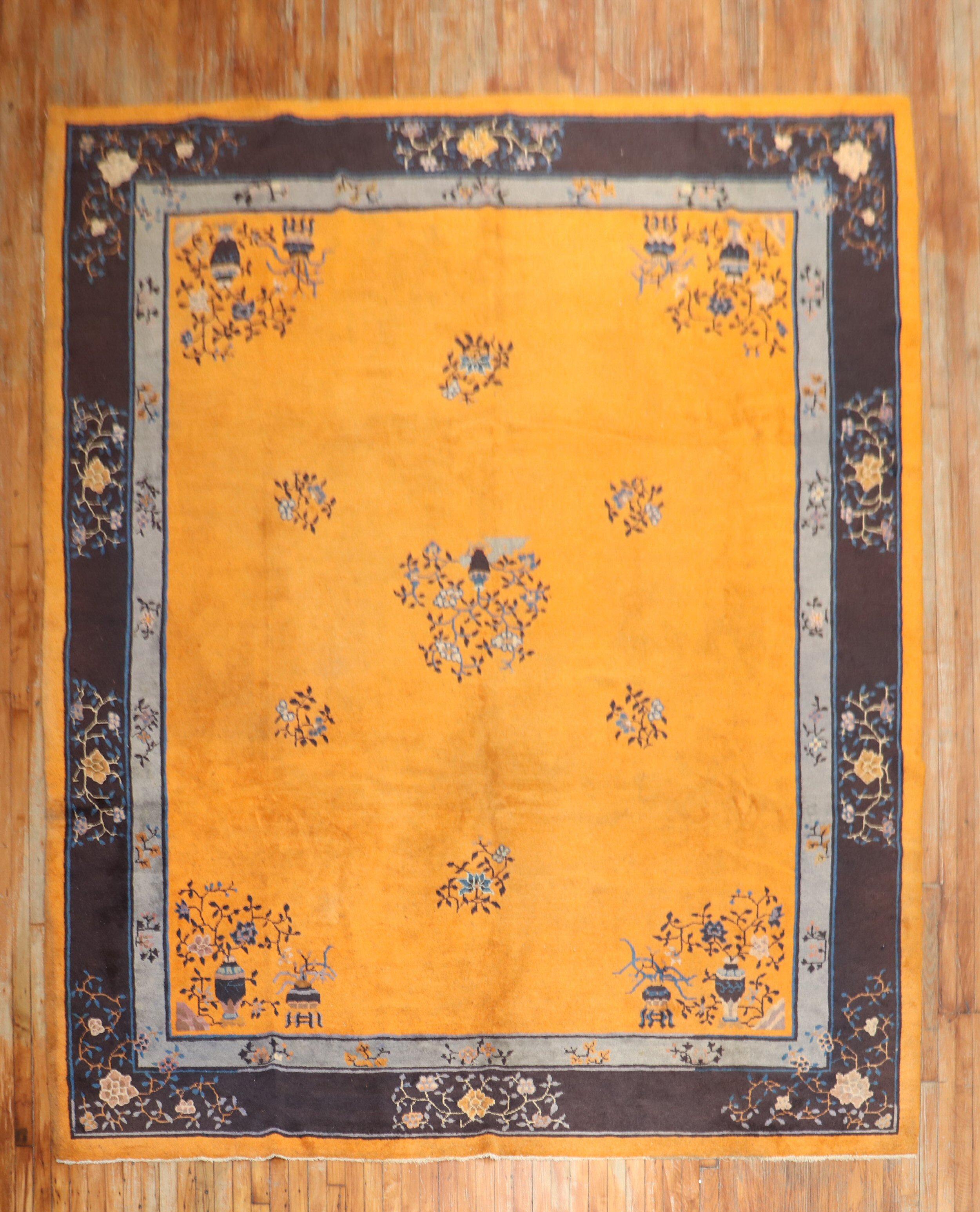 Tapis chinois traditionnel de la taille d'une pièce avec un fond rare de couleur citrouille. 

Mesures : 9' x 11'6''.
