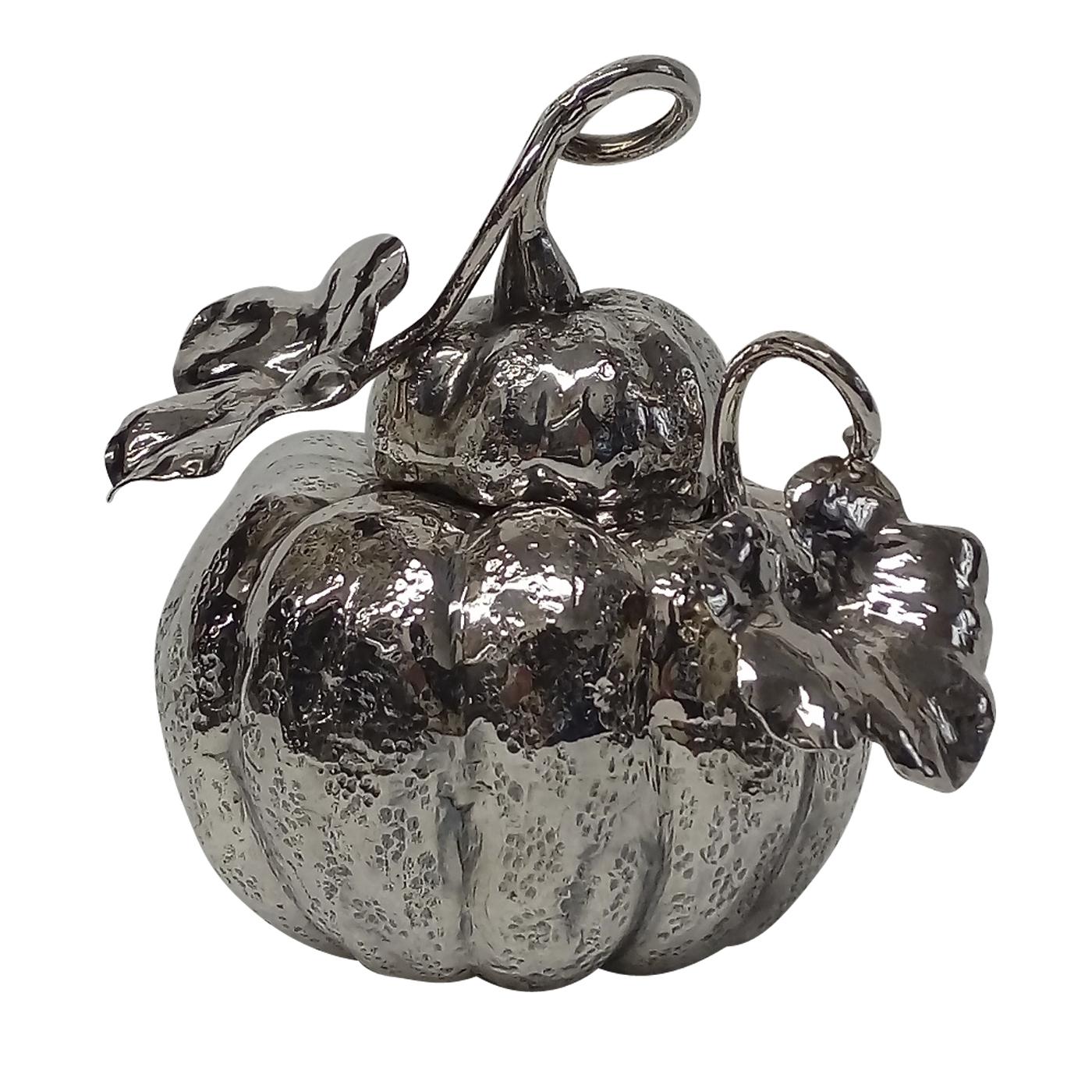 This exquisite decorative object can be used to store small personal objects or small food items. It was crafted entirely in silver by skilled artisans in the shape of a pumpkin, while its top takes the shape of the stem and leaves. The attention