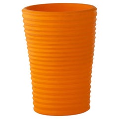 Grand pot en S orange à la citrouille par SLIDE Studio