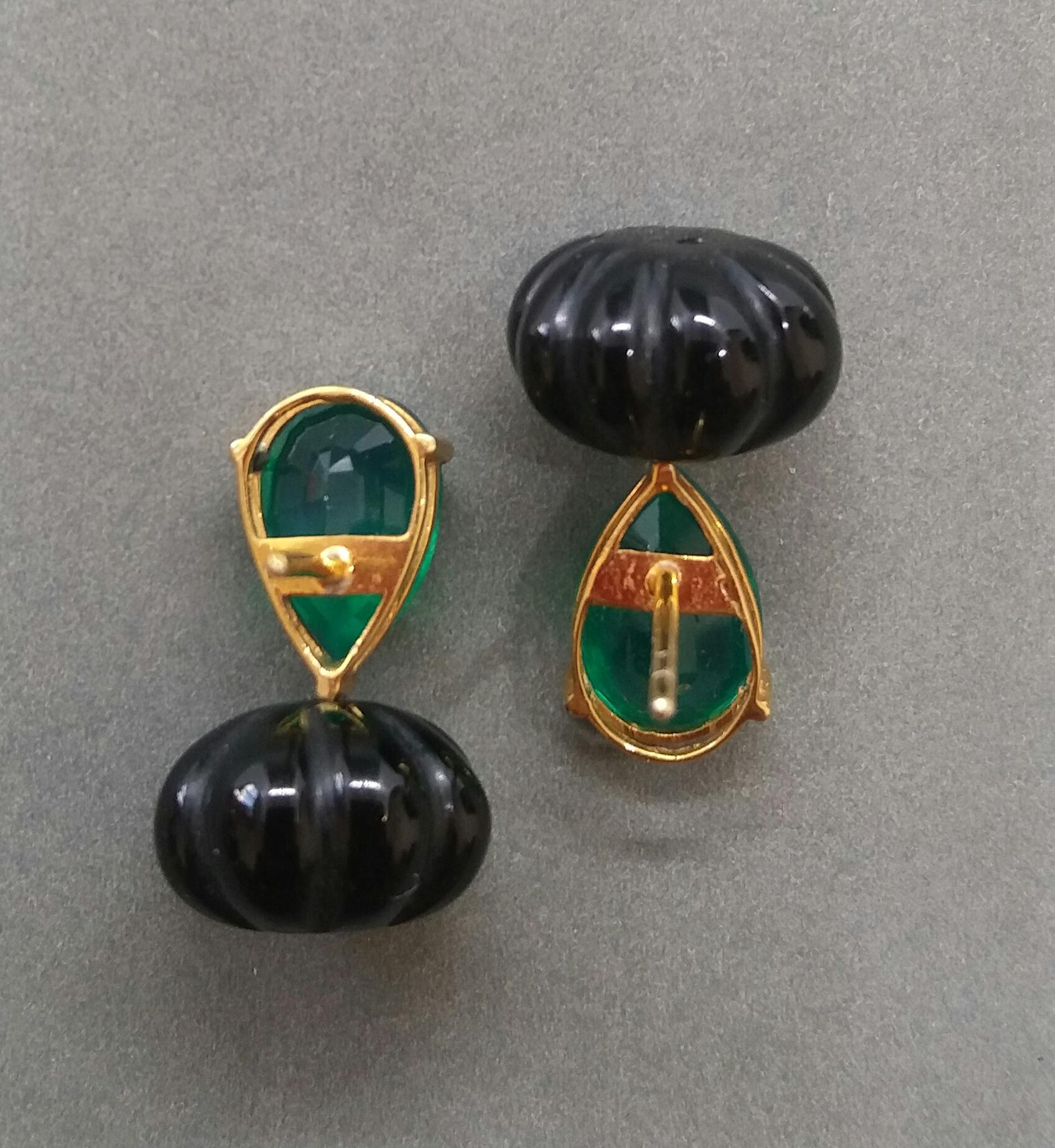Contemporary Pumpkin Shape Carved Black Onix Pear Shape Green Quartz 14 Karat Gold Earrings For Sale