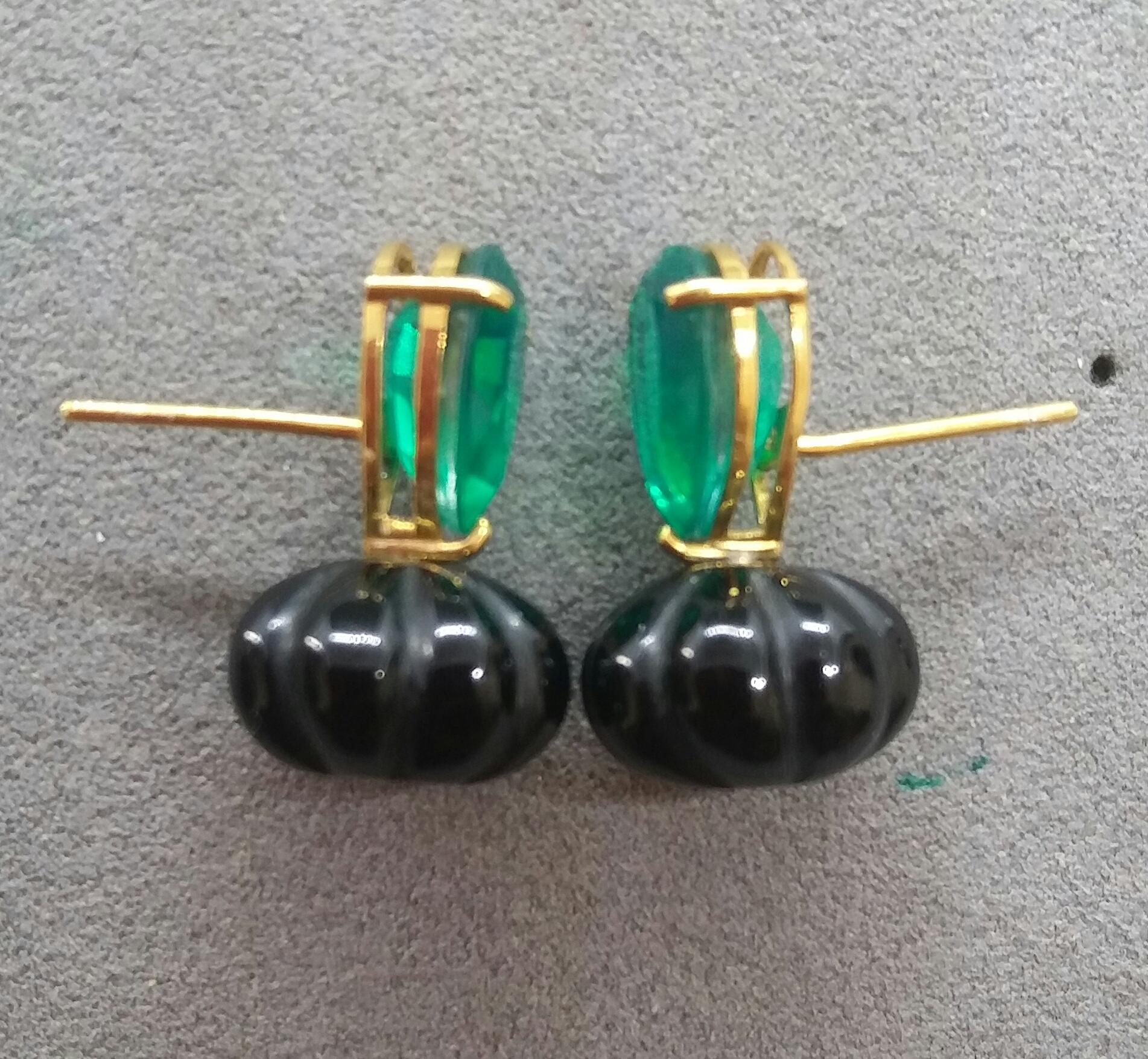 Pumpkin Shape Carved Black Onix Pear Shape Green Quartz 14 Karat Gold Earrings In Good Condition For Sale In Bangkok, TH