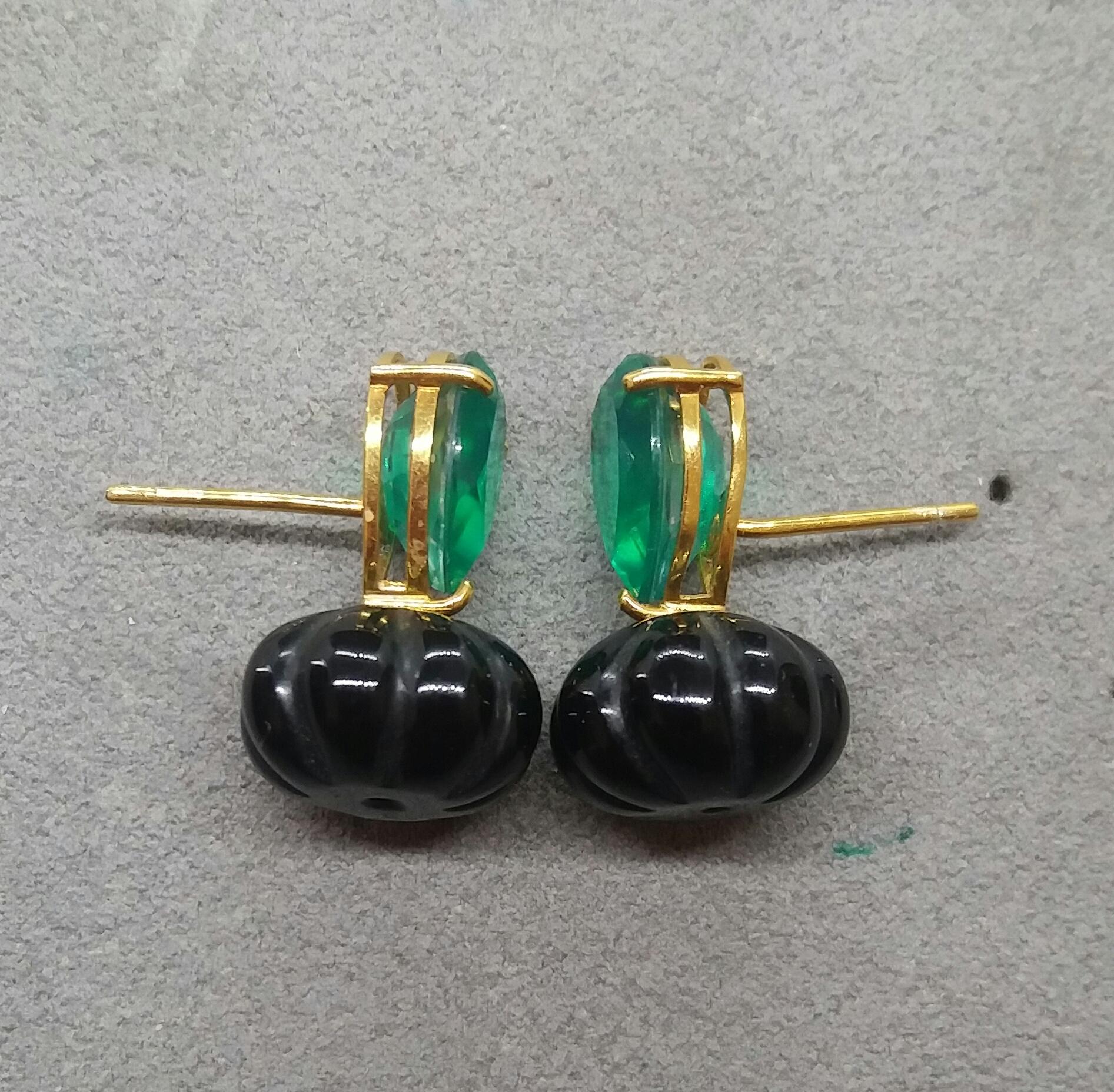 Women's Pumpkin Shape Carved Black Onix Pear Shape Green Quartz 14 Karat Gold Earrings For Sale