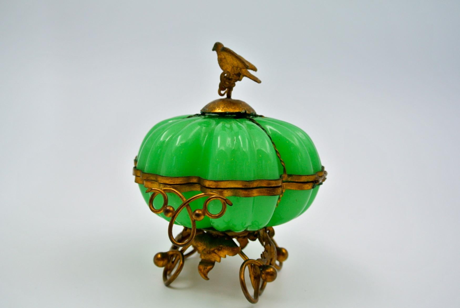 Pumpkin-shaped box mounted with a bird in opaline and golden bronze, 19th century, Napoleon III period
Measures: H 15cm, W 15cm, D 13cm.